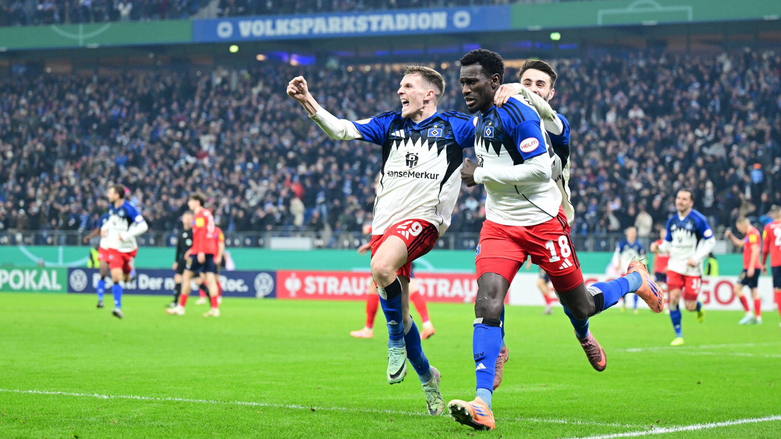 Emir Sahiti, Bakery Jatta und Fábio Vieira bejubeln ein HSV-Tor unter Flutlicht