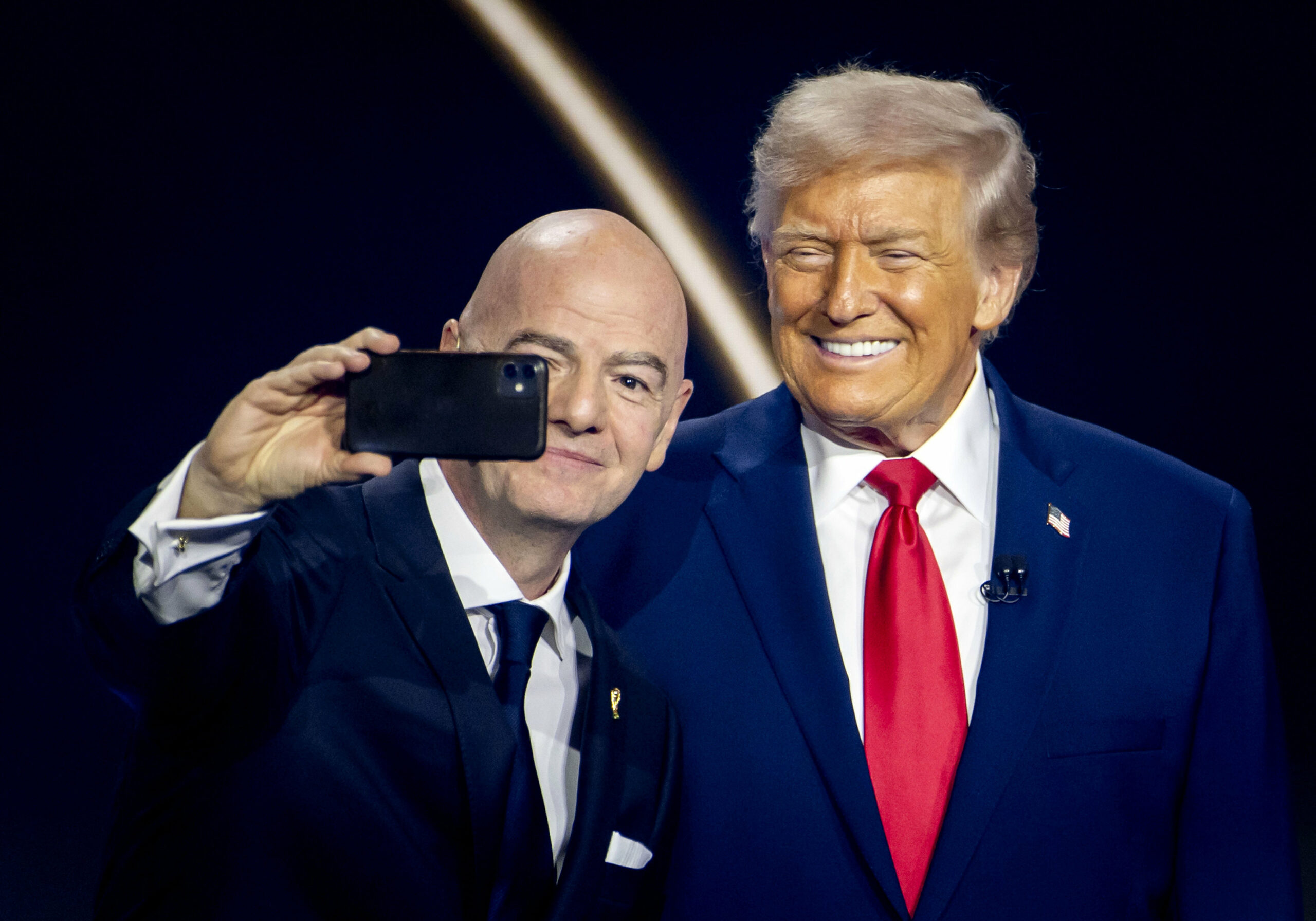 FIFA-Präsident Gianni Infantino und US-Präsident Donald Trump schießen ein Selfie