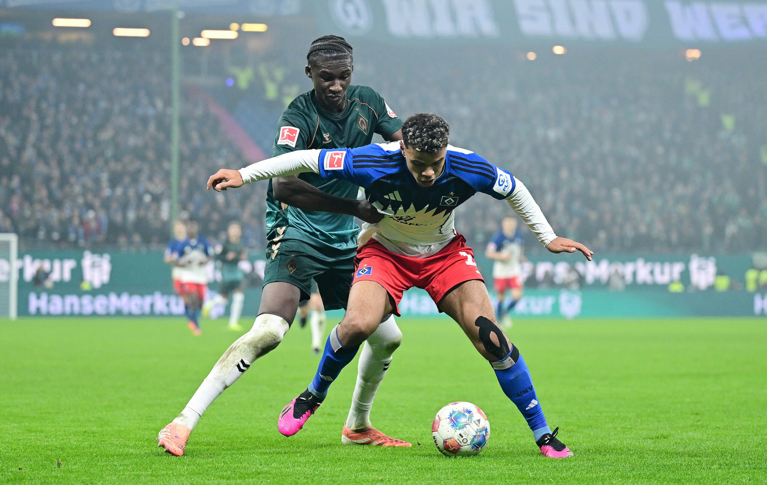 Karim Coulibaly (hinten) im Zweikampf mit Ransford Königsdörffer.