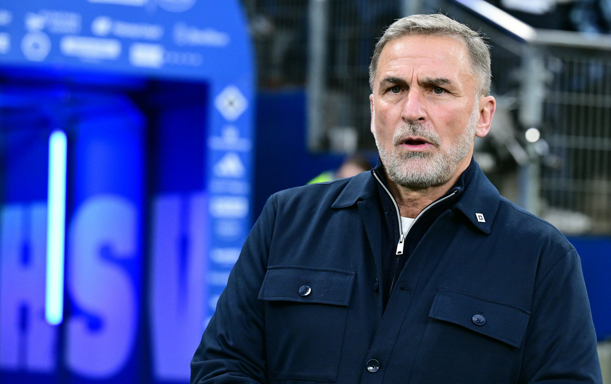 Stefan Kuntz im Volksparkstadion vor dem Spielertunnel