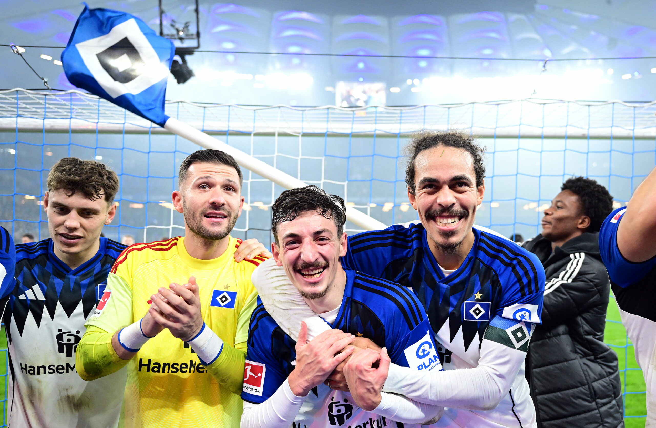 Nicolai Remberg, Daniel Heuer Fernandes, Giorgi Gocholeishvili und Yussuf Poulsen bejubeln einen HSV-Sieg