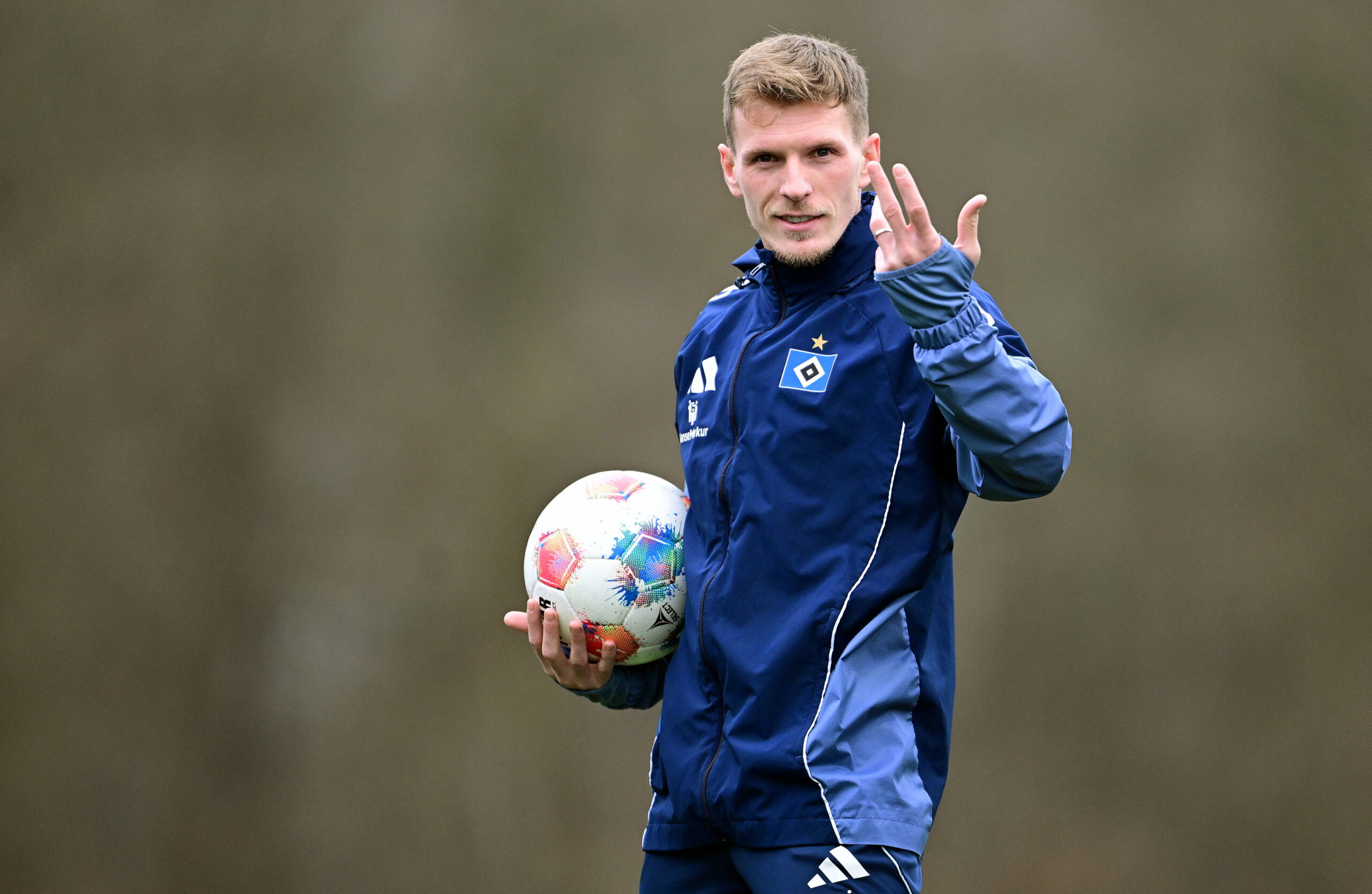 HSV-Profi Emir Sahiti grinst beim Training
