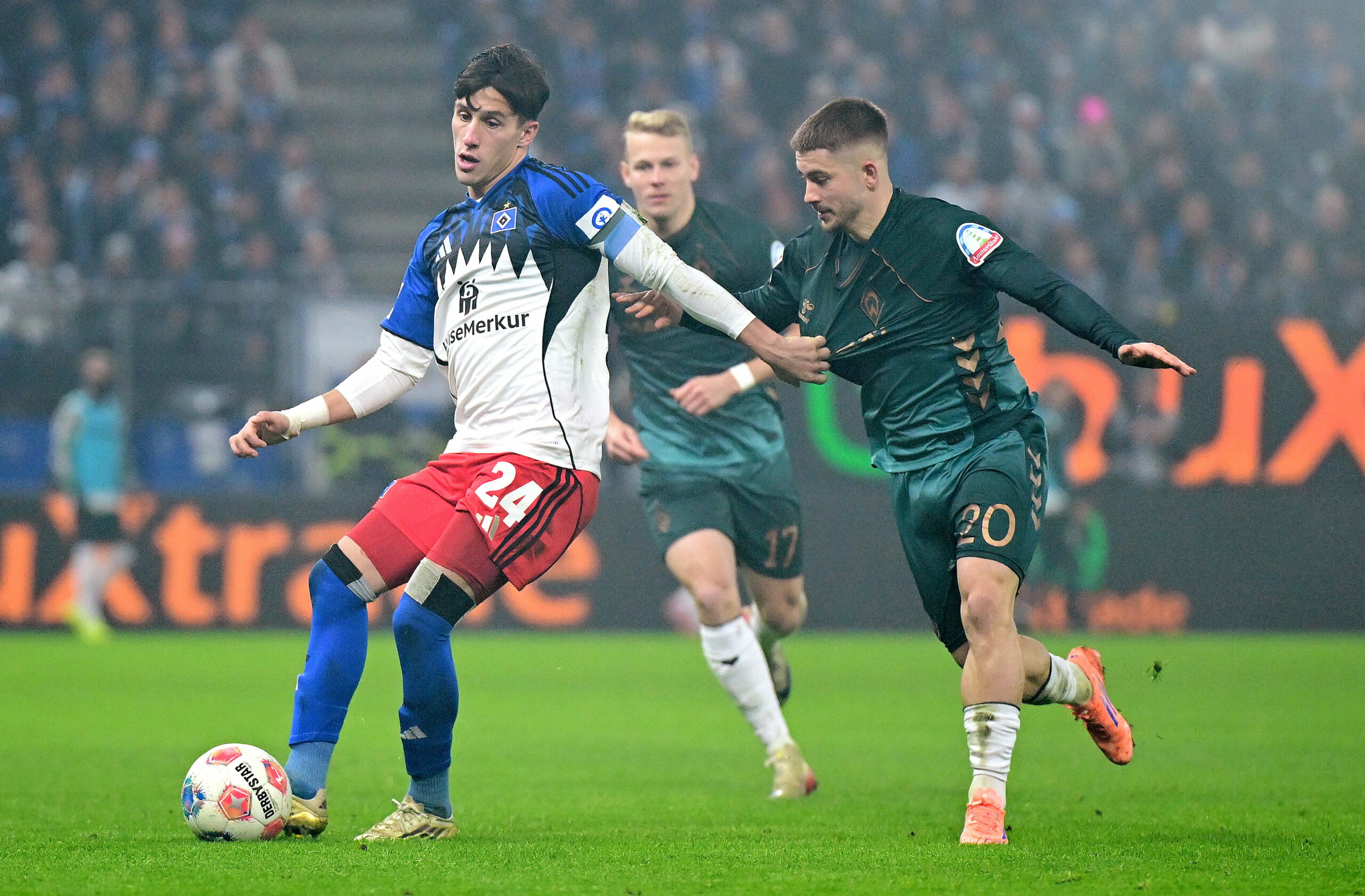 HSV-Kapitän Nicolás Capaldo im Duell mit Romano Schmid von Werder Bremen
