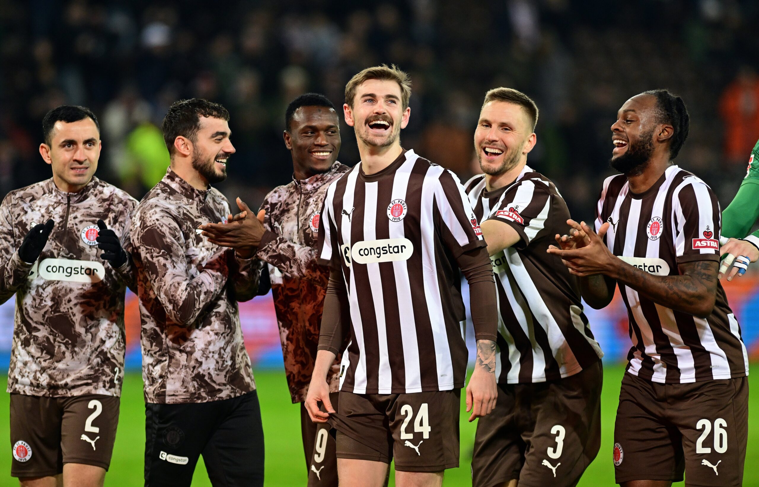 Connor Metcalfe feiert im Kreis der Kollegen