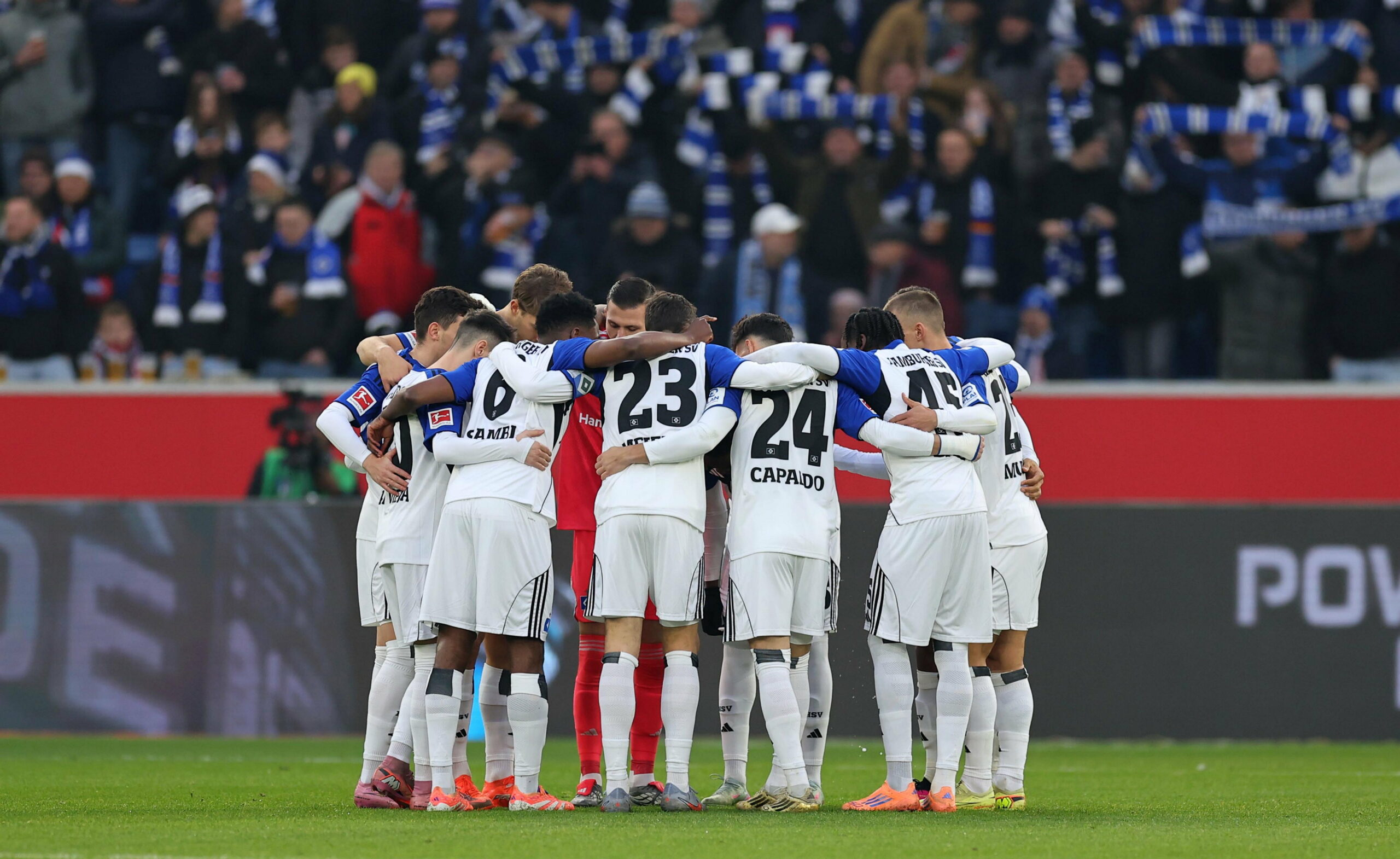 Die Profis des HSV bilden einen Teamkreis.