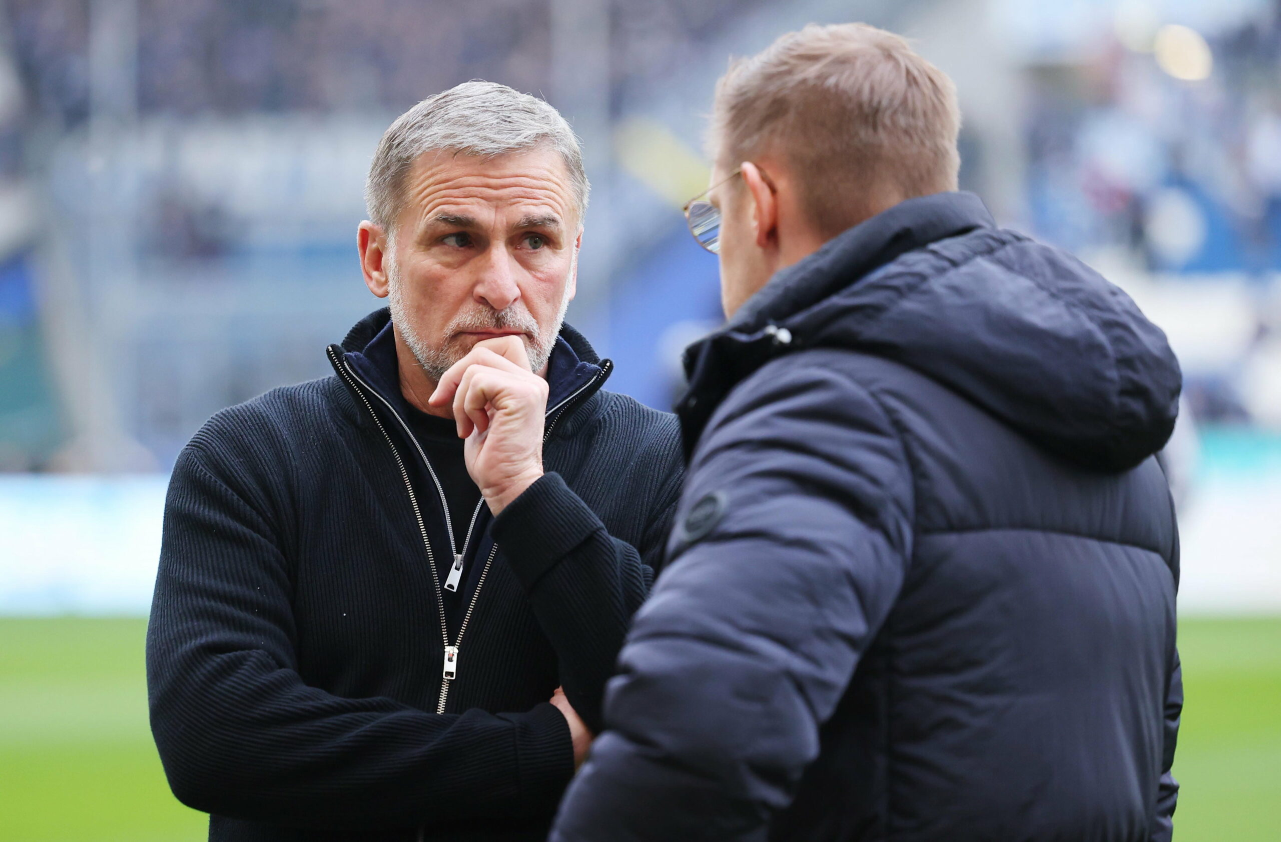 Stefan Kuntz schaut nachdenklich und hält die Hand ans Kinn