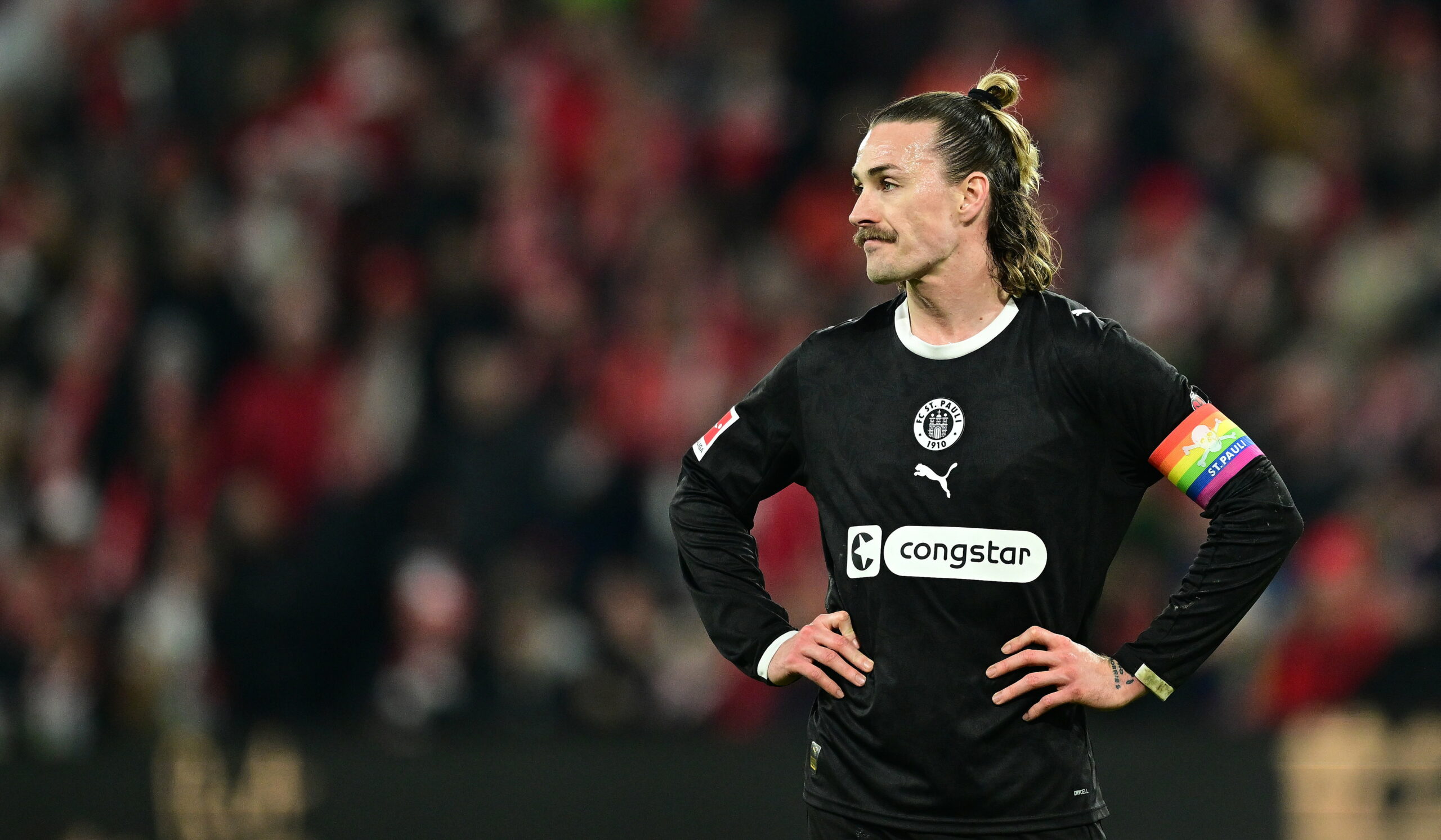 Jackson Irvine sieht enttäuscht aus