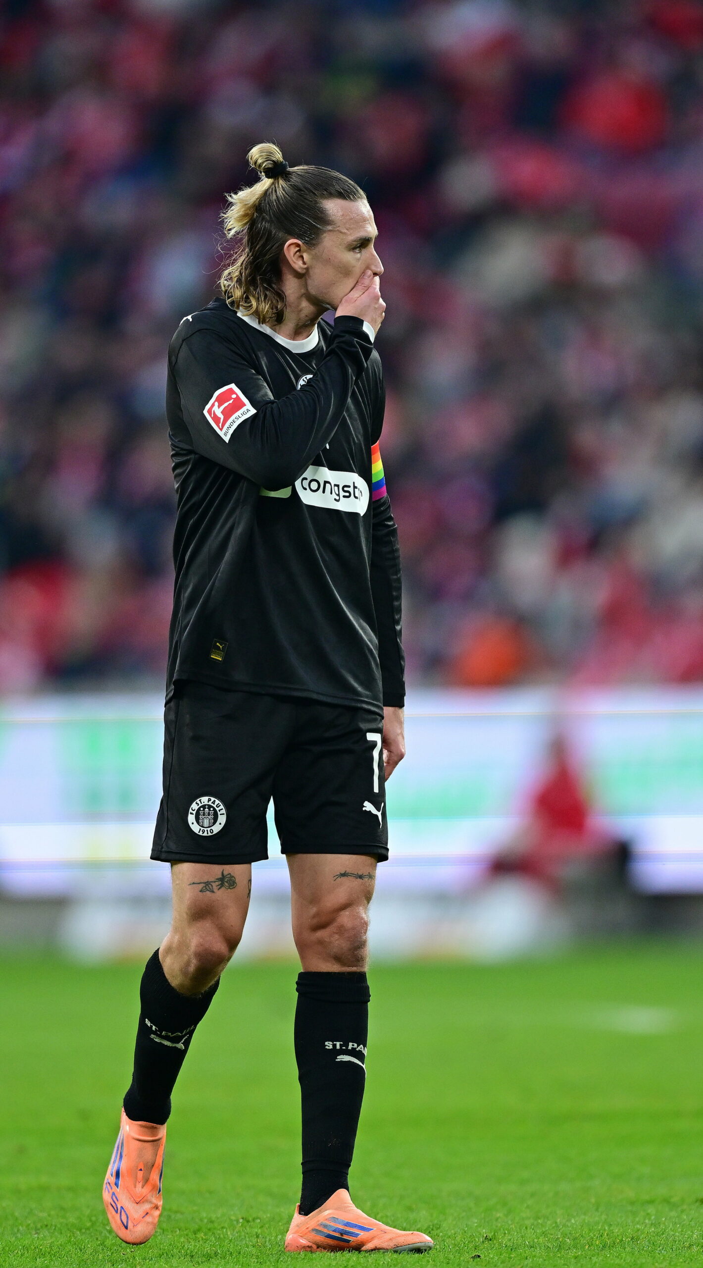 Jackson Irvine fasst sich in einem Spiel des FC St. Pauli an den Mund