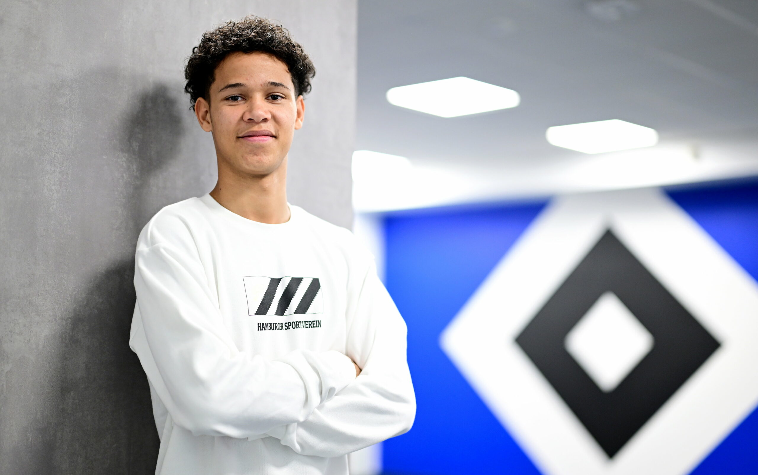 Alexander Røssing-Lelesiit vor einer HSV-Wand