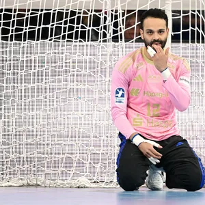 Mohamed El-Tayar kniet vor seinem Tor.