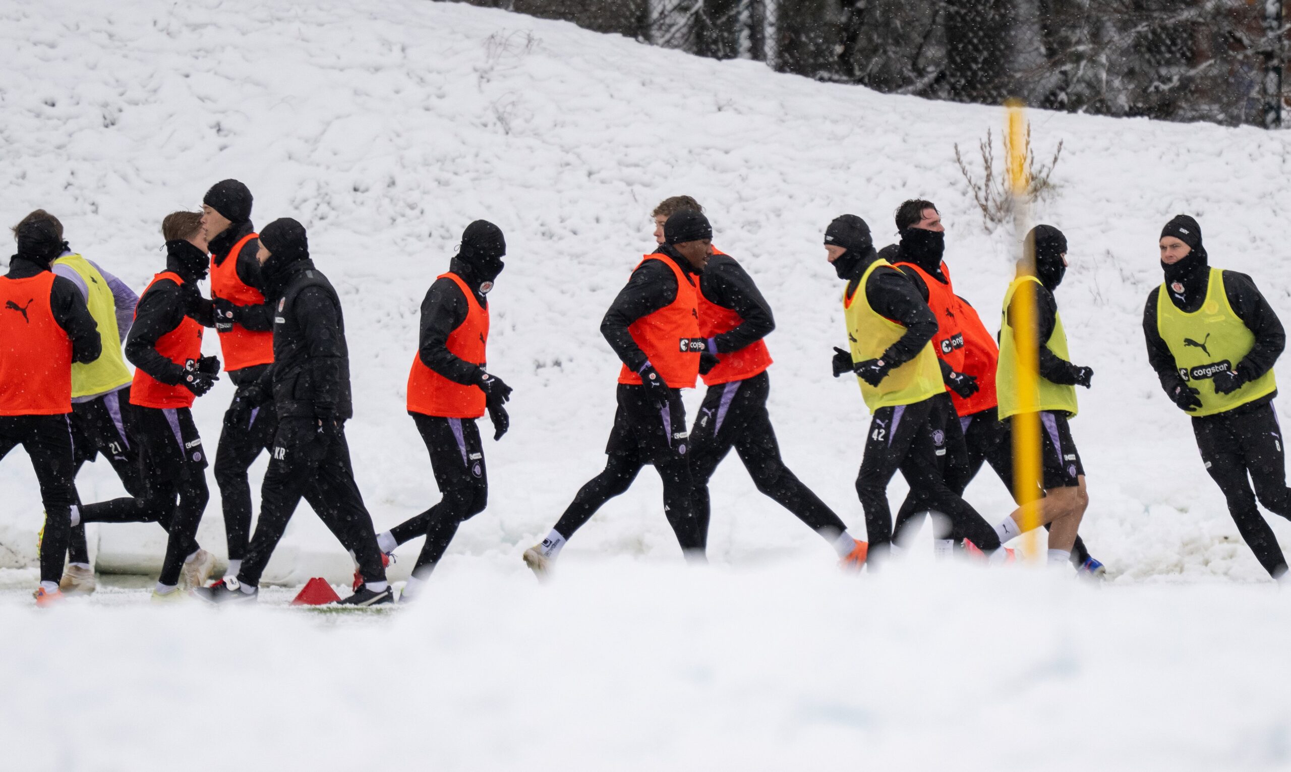 St. Pauli trainiert im Schnee