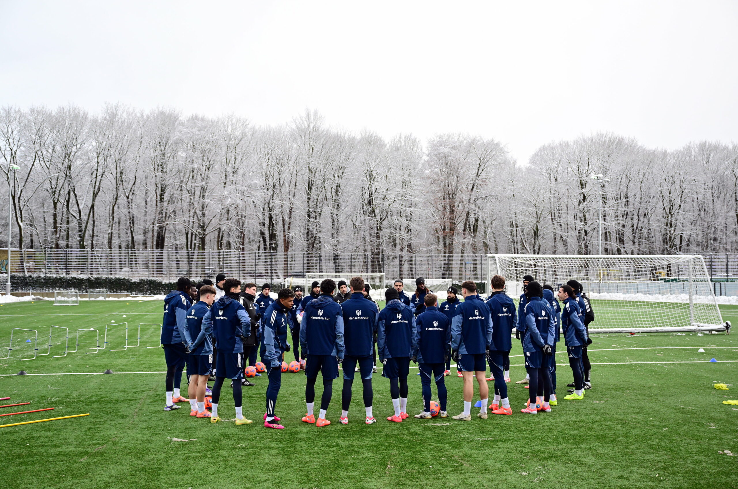 Die HSV-Profis bilden auf dem Trainingsplatz im Volkspark einen Kreis.