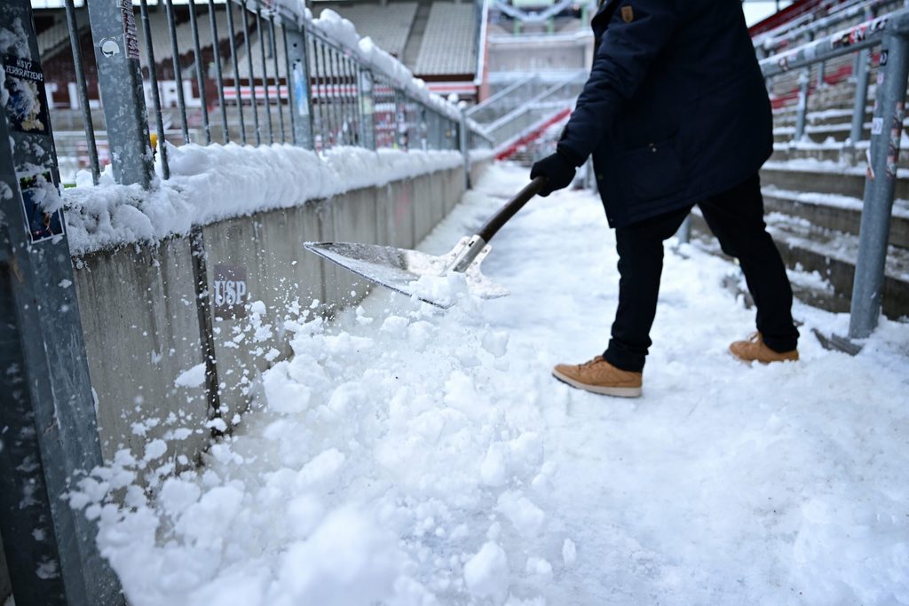 Schneeschippen am Millerntor
