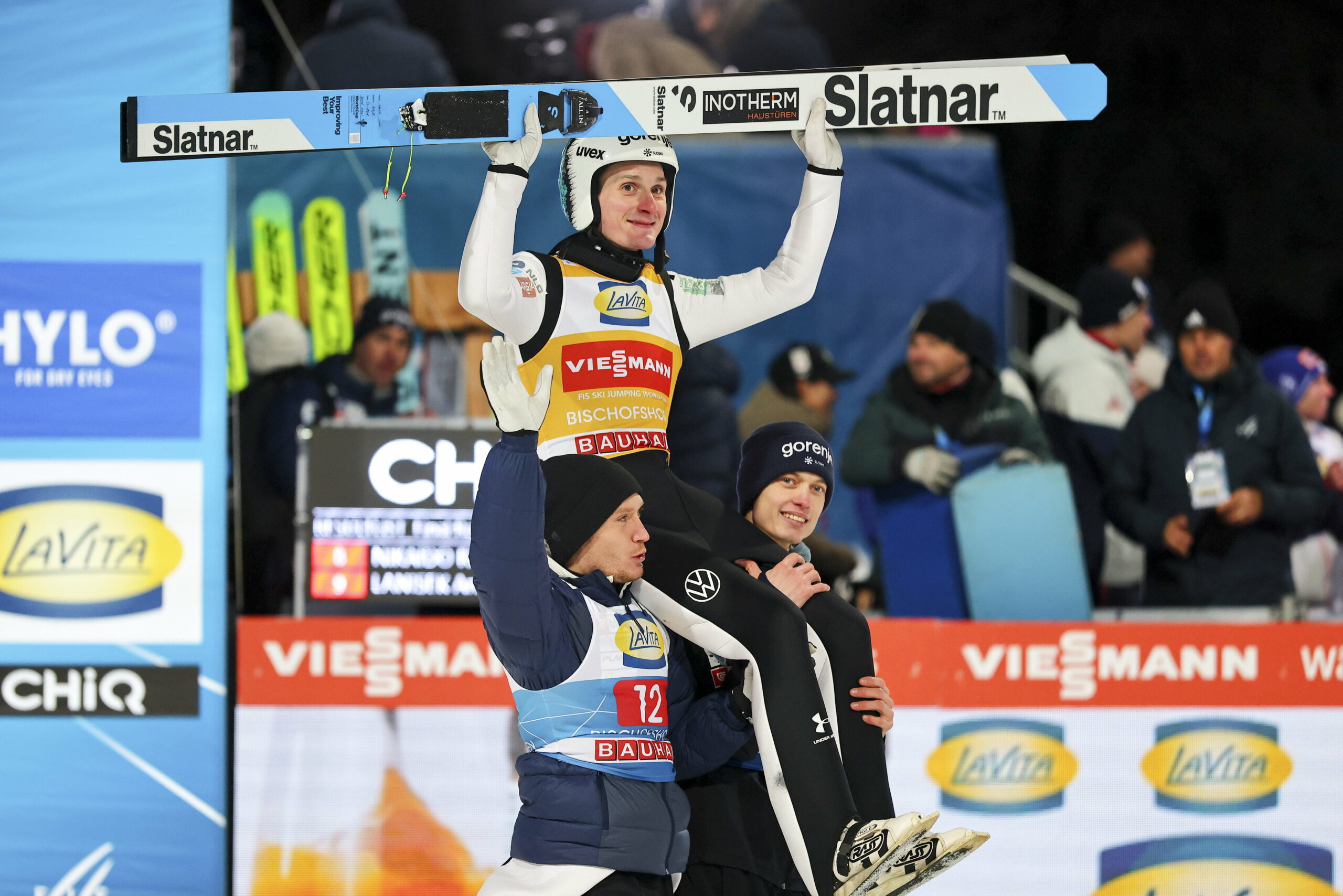 Tournee-Sieger Domen Prevc wird auf Händen getragen