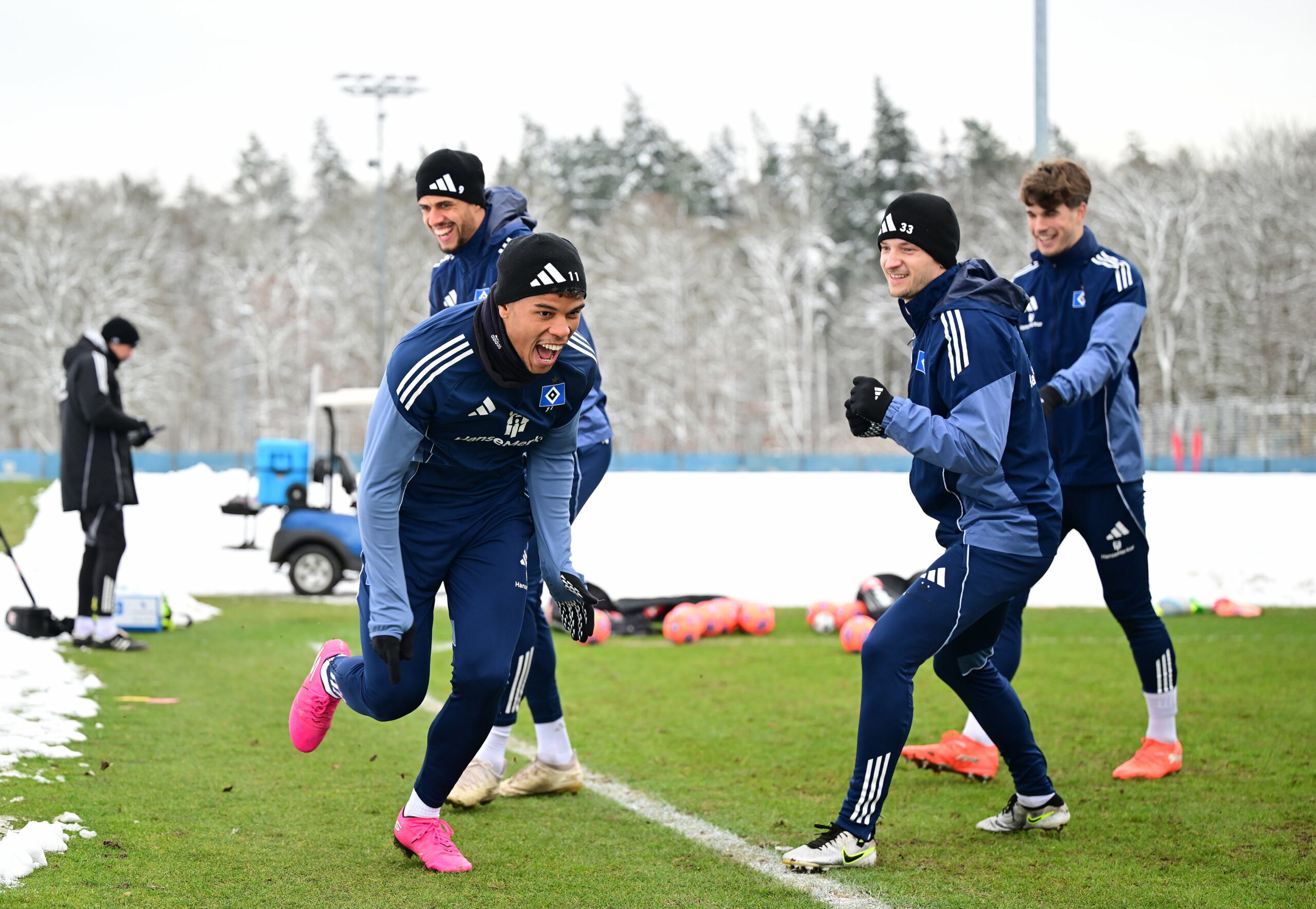 Ransford Königsdörffer, Robert Glatzel, Noah Katterbach und Luka Vuskovic haben Spaß im HSV-Training