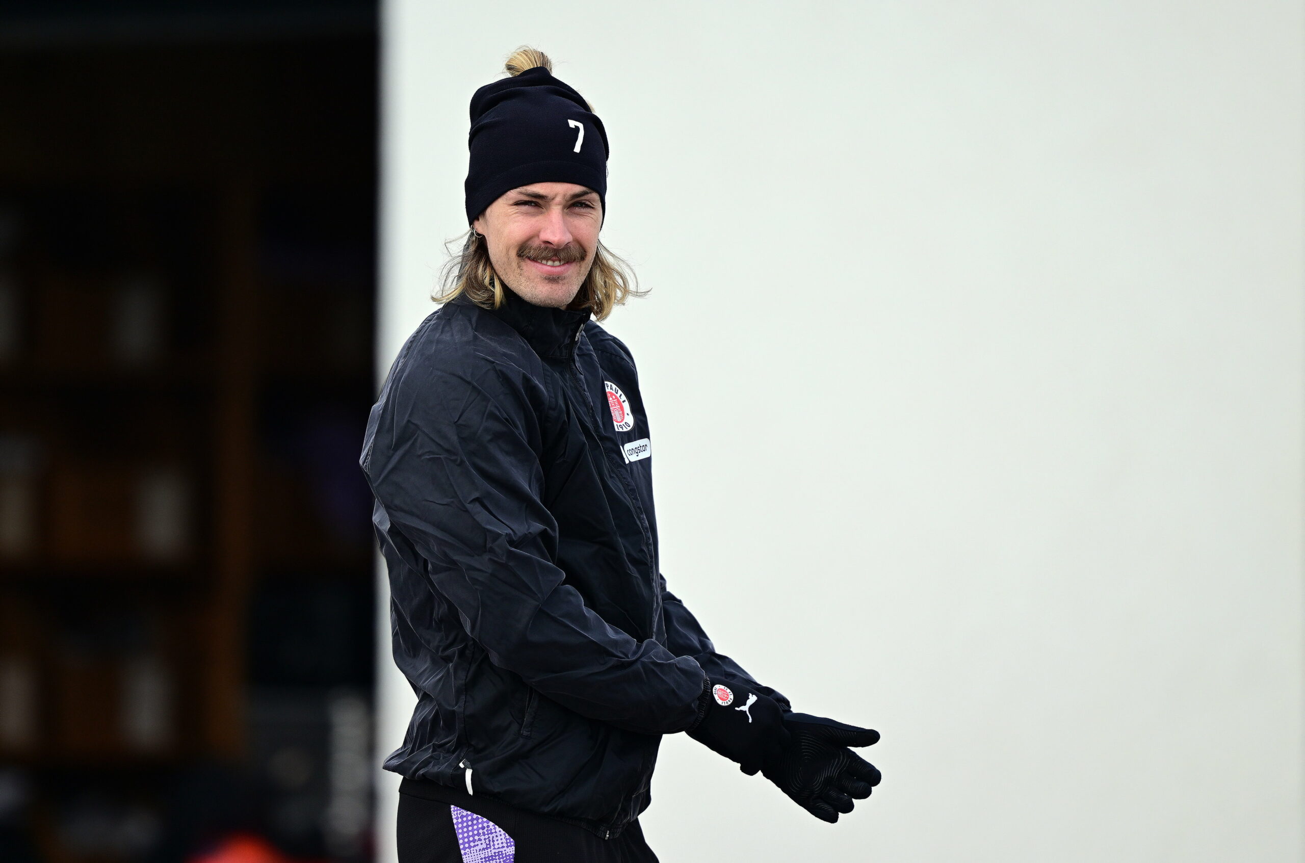 St. Paulis Kapitän Jackson Irvine mit Mütze