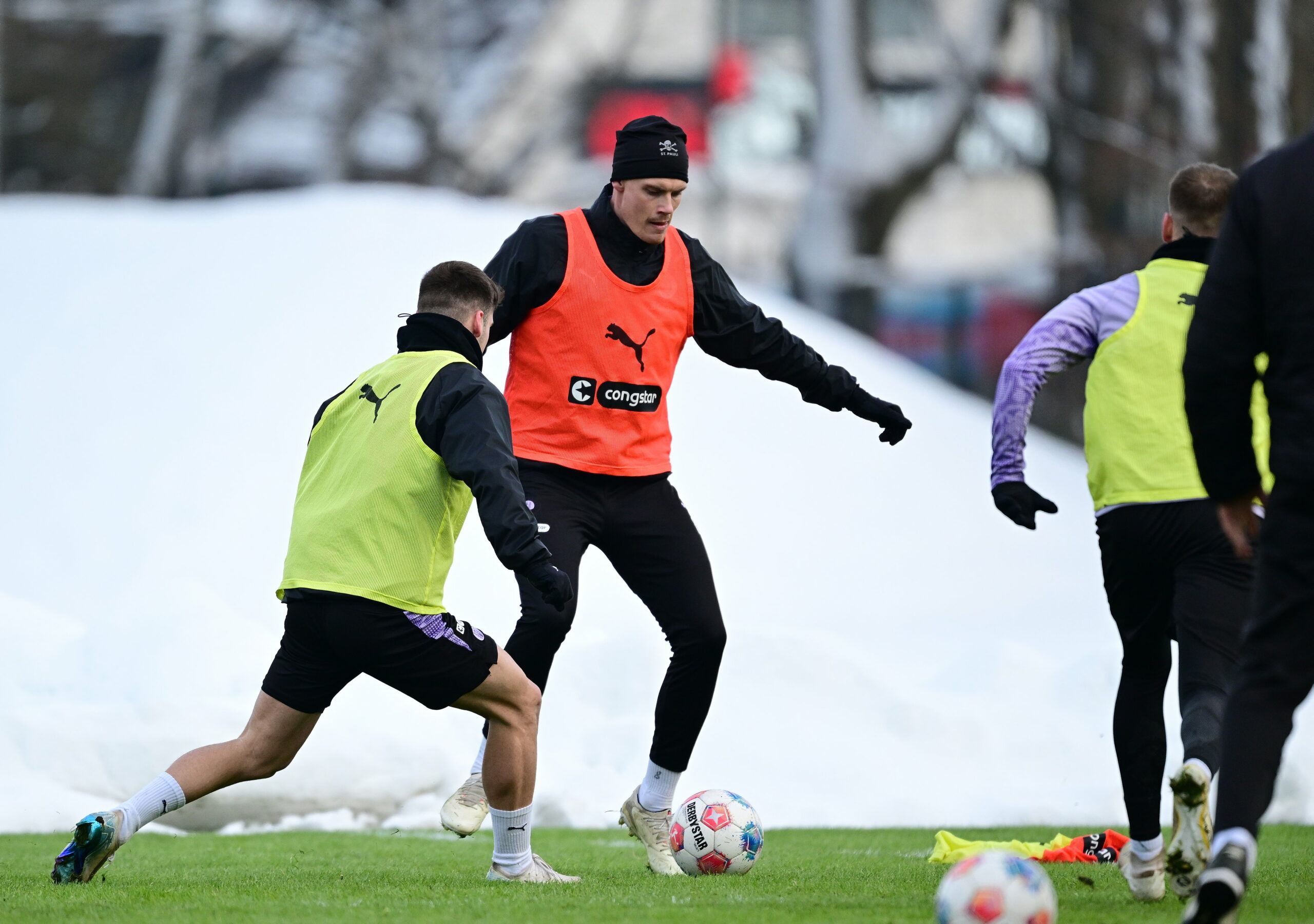 Eric Smith beim beim Training am Ball