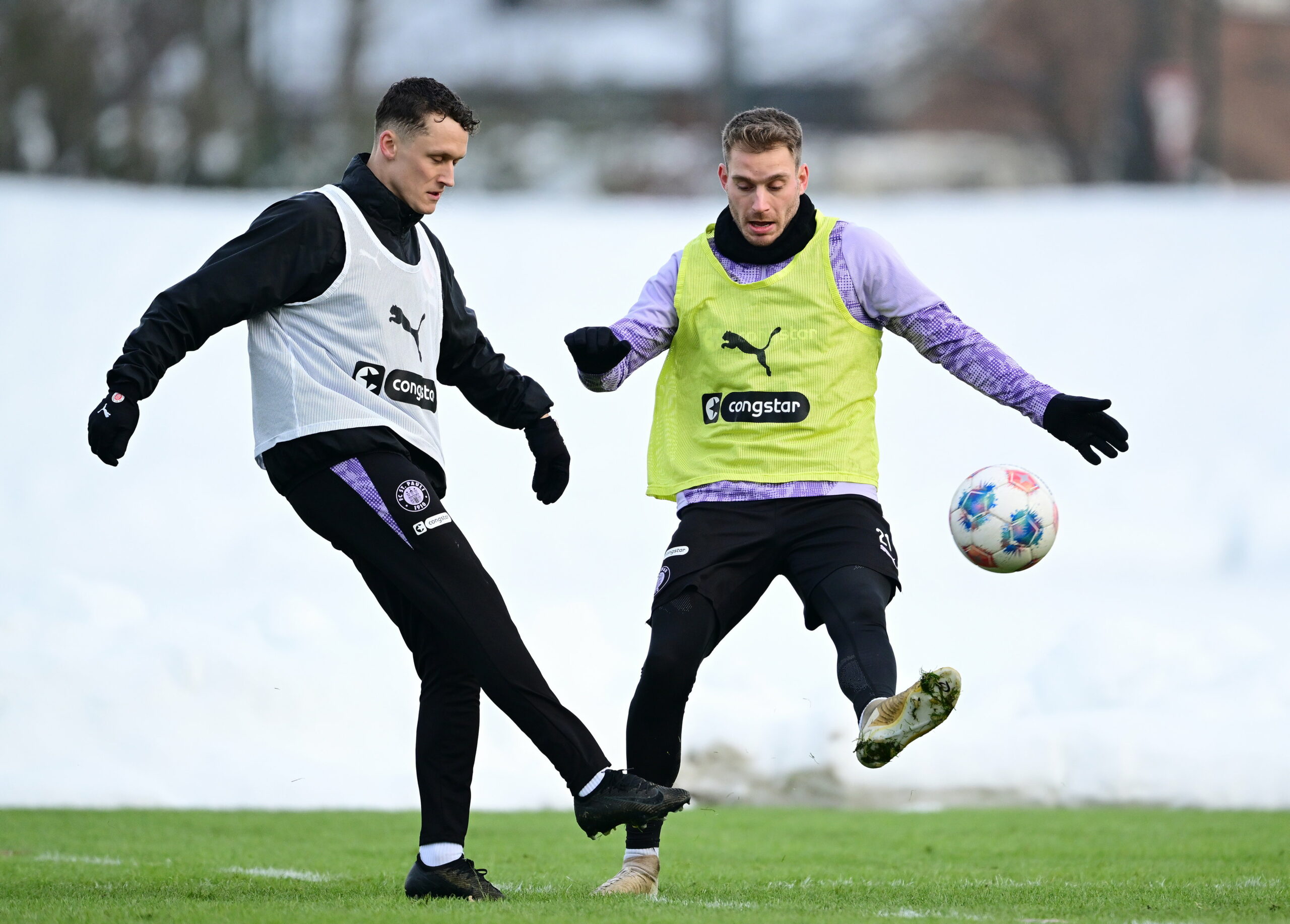 Martijn Kaars, noch im grauen Leibchen, trainiert mit Lars Ritzka.