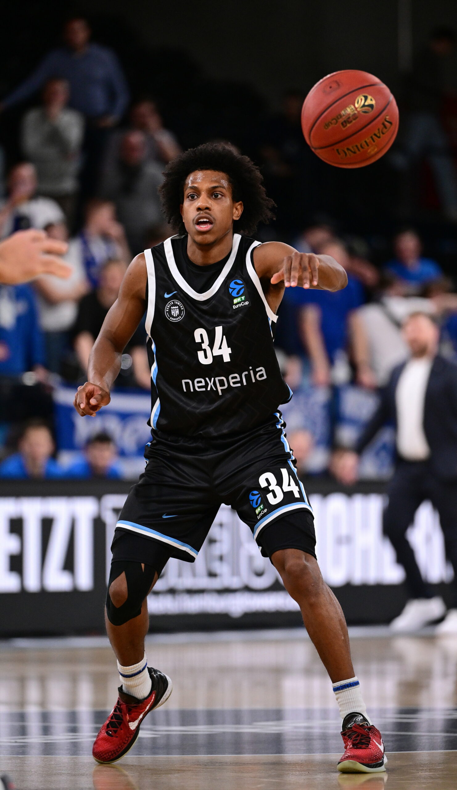 Ross Williams spielt einen Pass