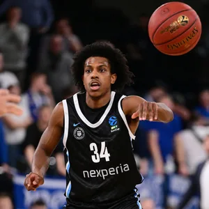 Ross Williams spielt einen Pass