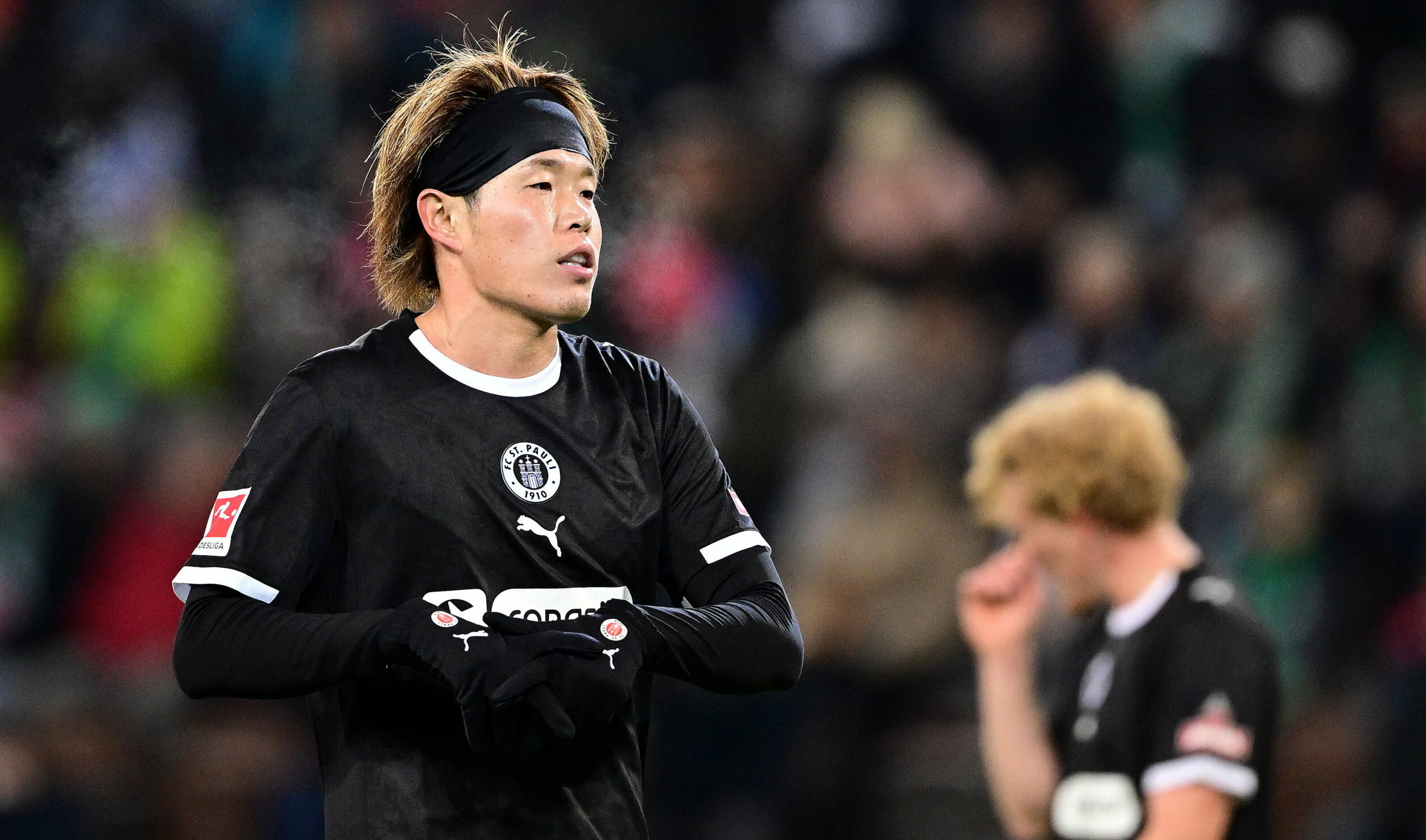 St. Paulis Tomoya Ando im scharzen Trikot