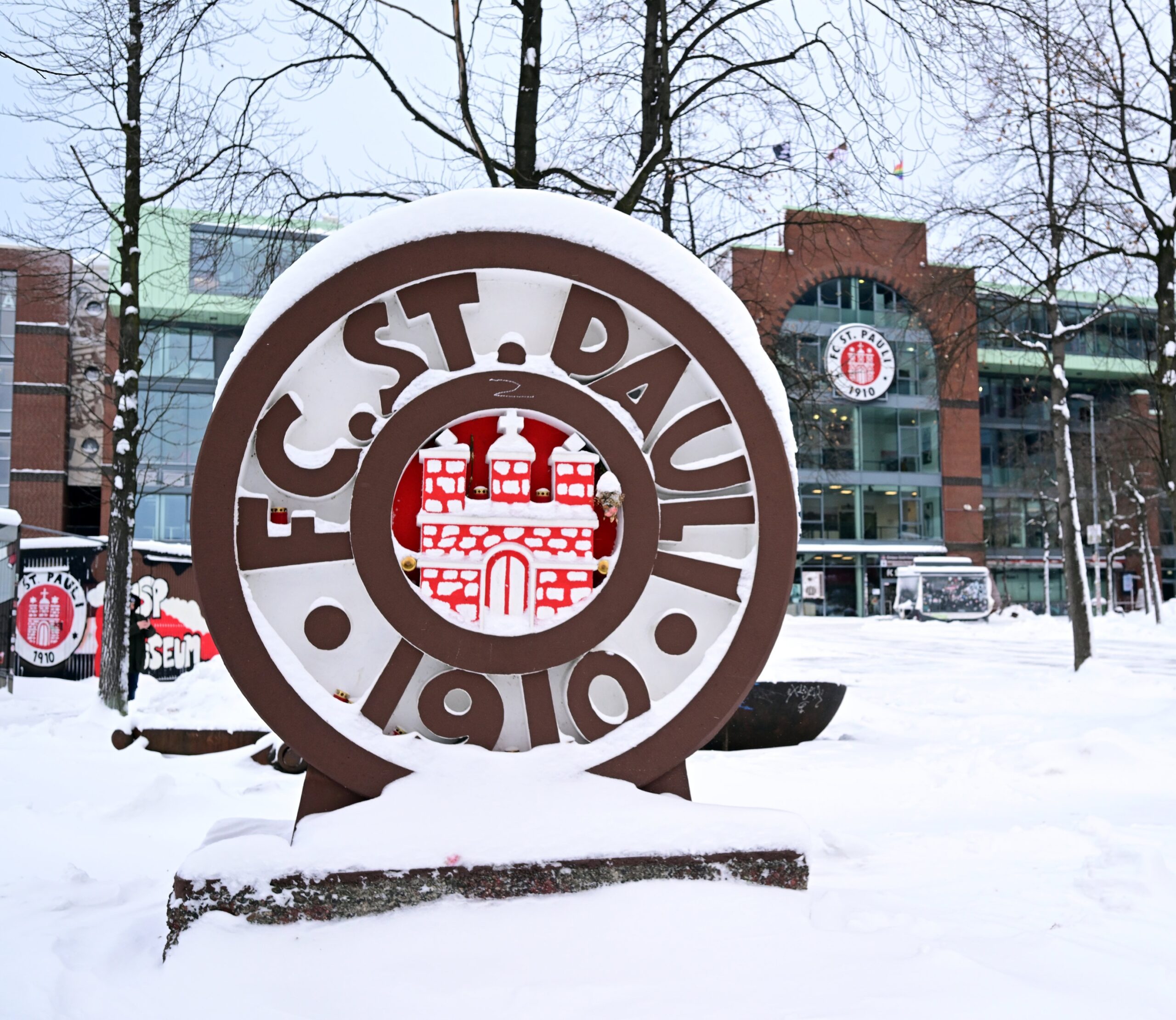 Das Millerntor-Stadion des FC St. Pauli bei Schnee