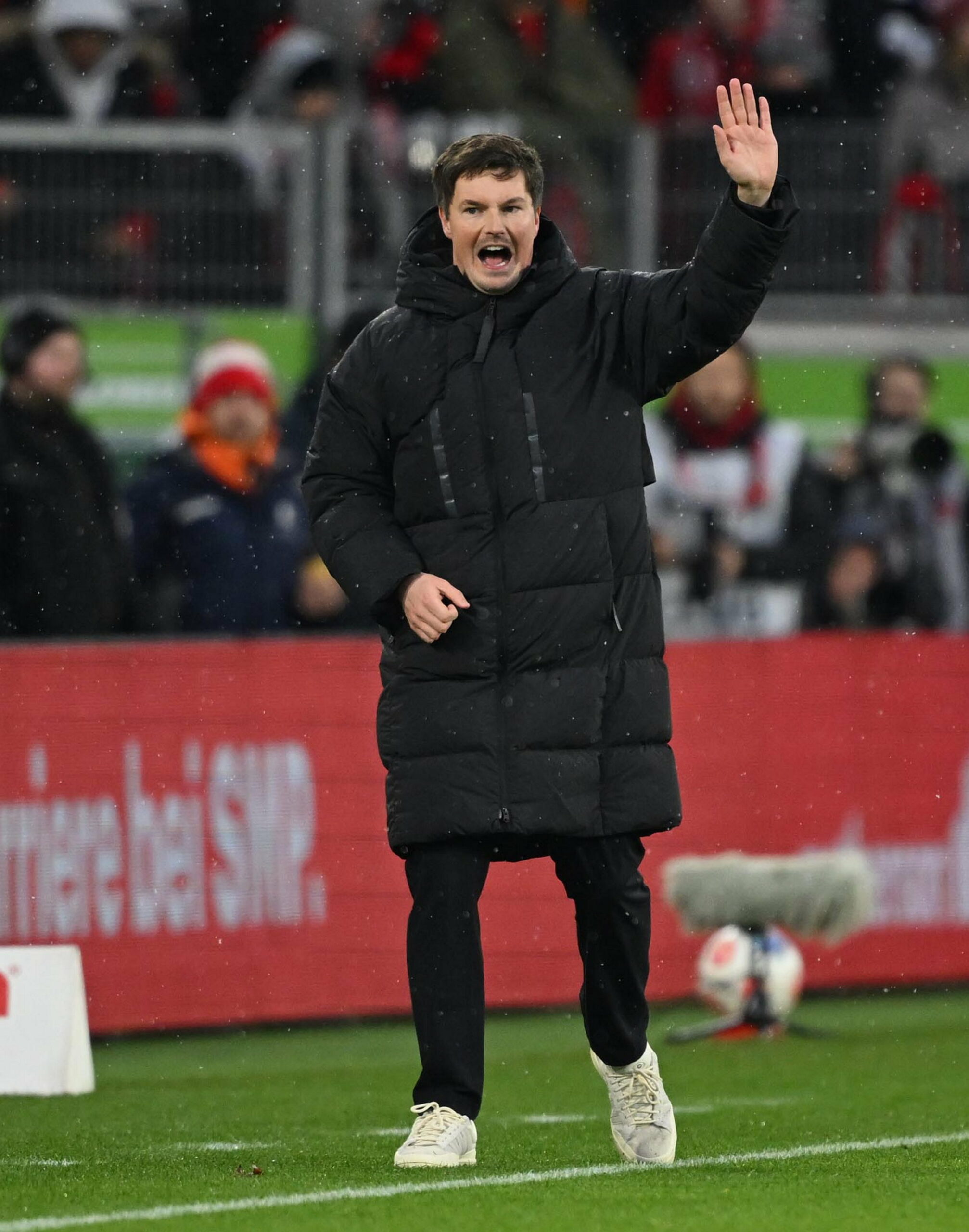 HSV-Trainer Merlin Polzin gestikuliert wild am Spielfeldrand.