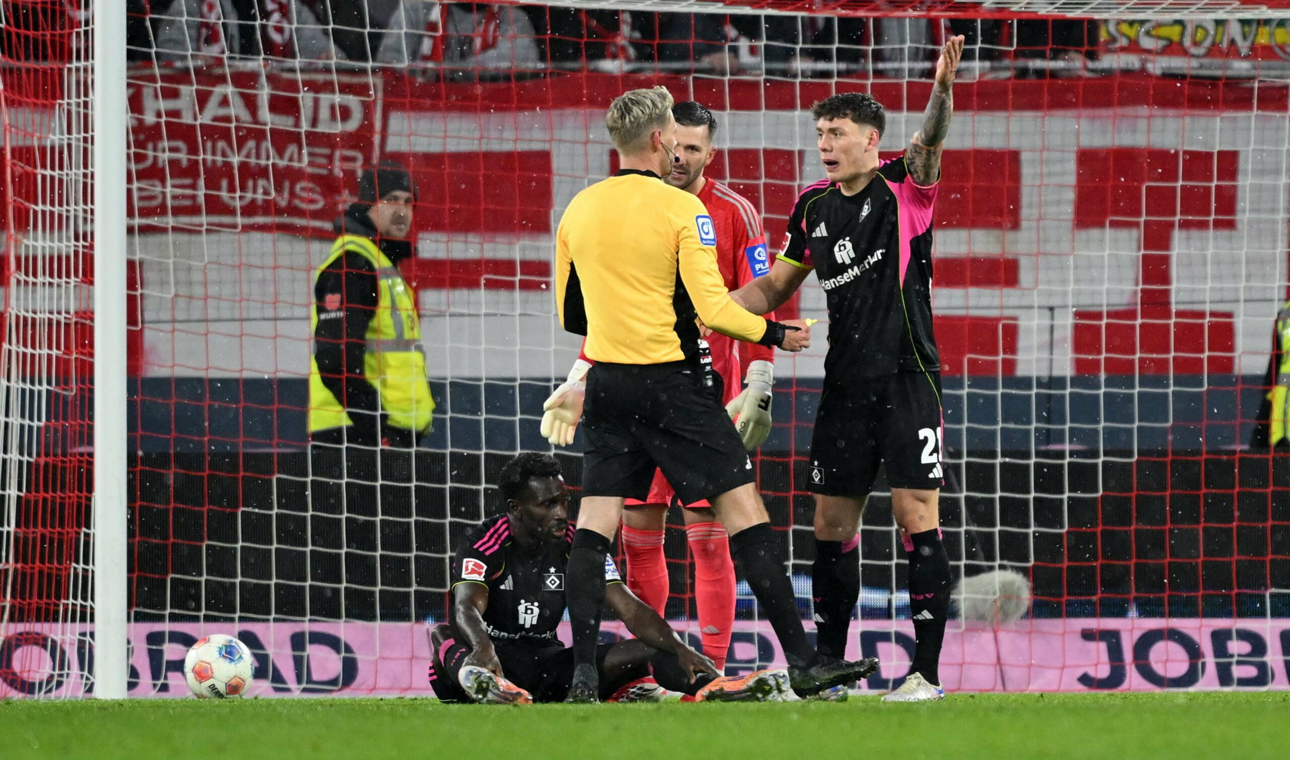 Die HSV-Profis Nicolai Remberg und Daniel Heuer Fernandes beschweren sich in Freiburg bei Referee Timo Gerach