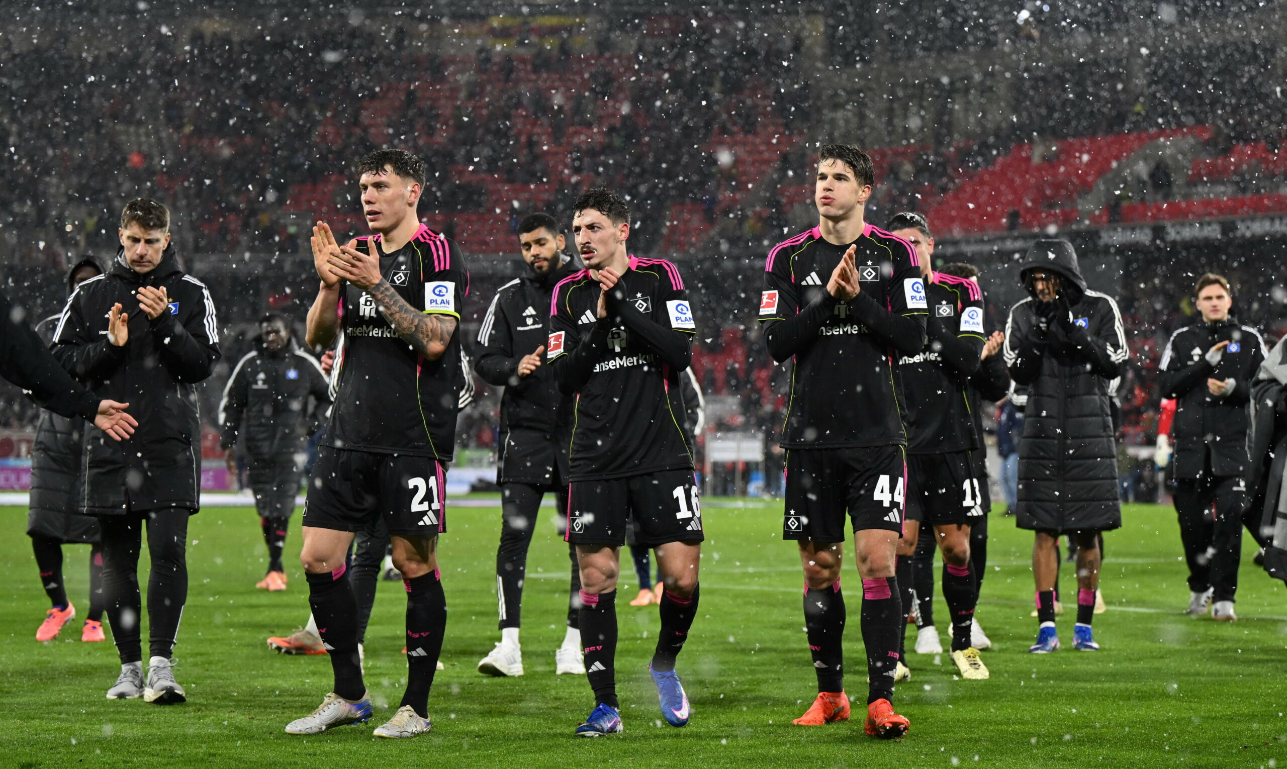 Die HSV-Profis bedanken sich nach der bitteren Niederlage in Freiburg bei ihren mitgereisten Fans