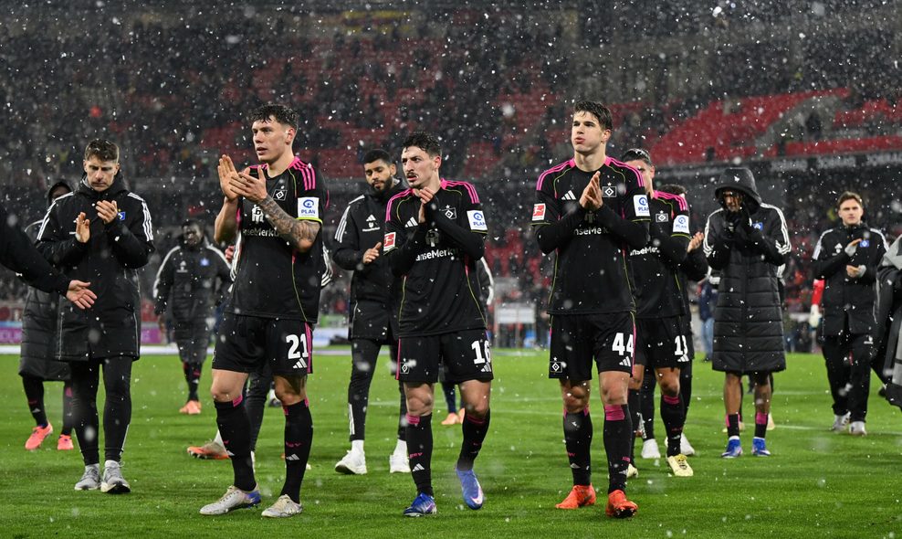 Die HSV-Profis bedanken sich nach der bitteren Niederlage in Freiburg bei ihren mitgereisten Fans