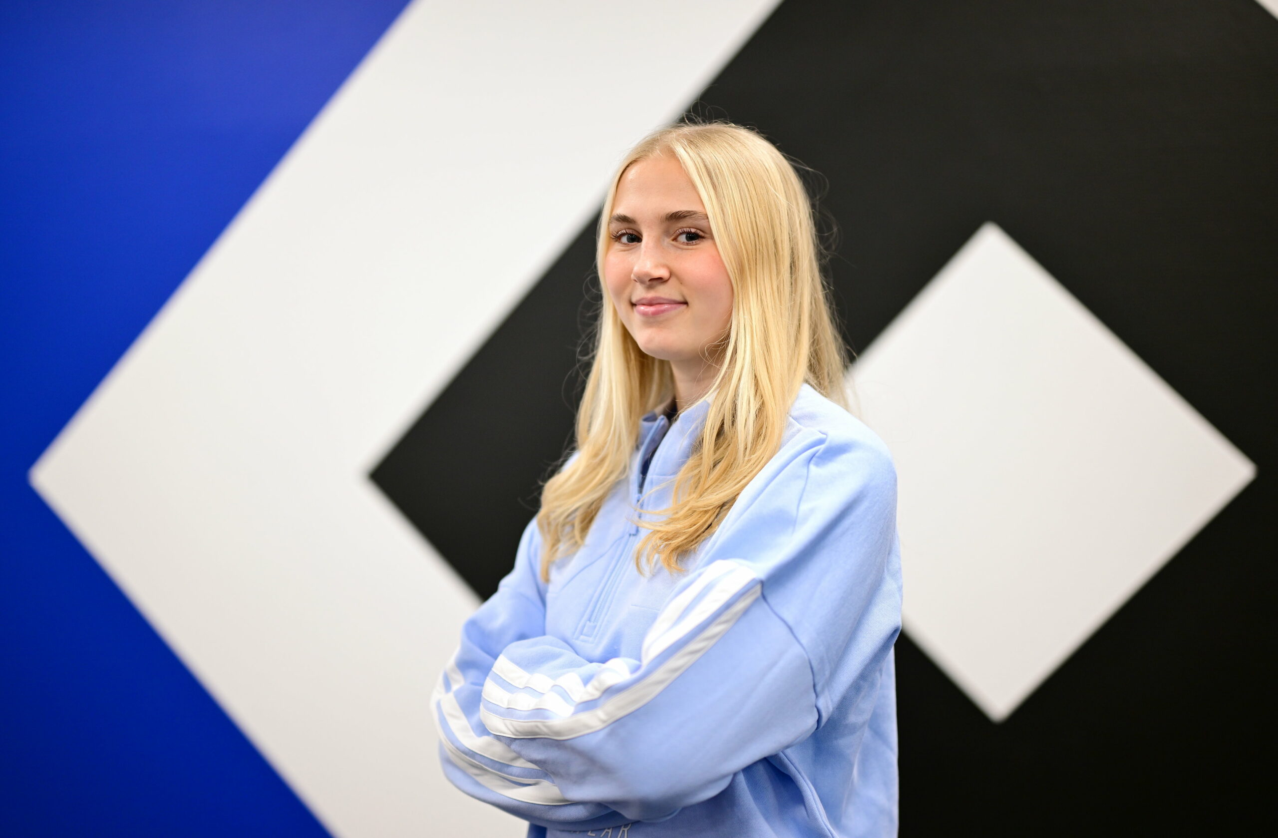 Neuzugang Paulina Bartz vor einer HSV-Wand