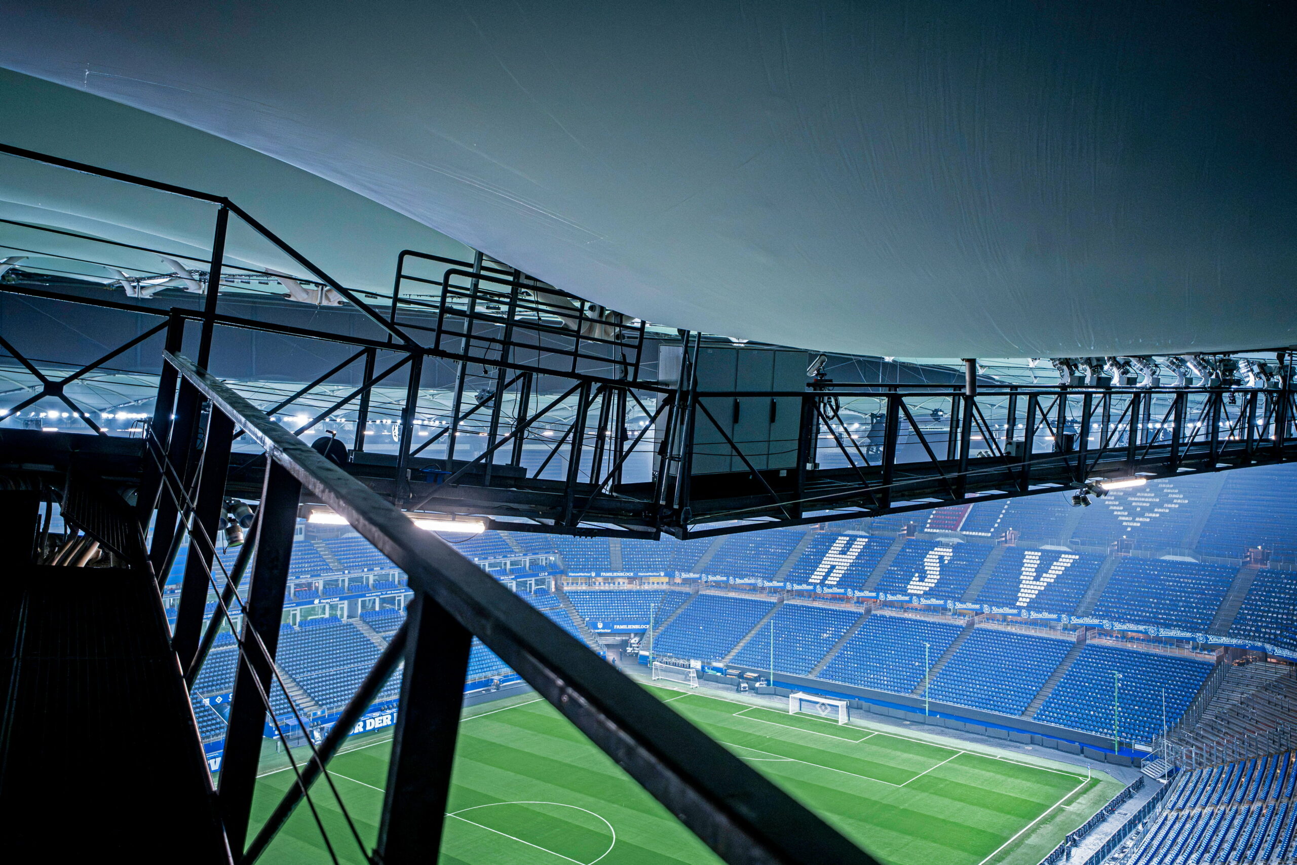 Der Catwalk unter dem Dach des Volksparkstadions