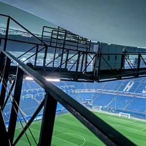 Der Catwalk unter dem Dach des Volksparkstadions