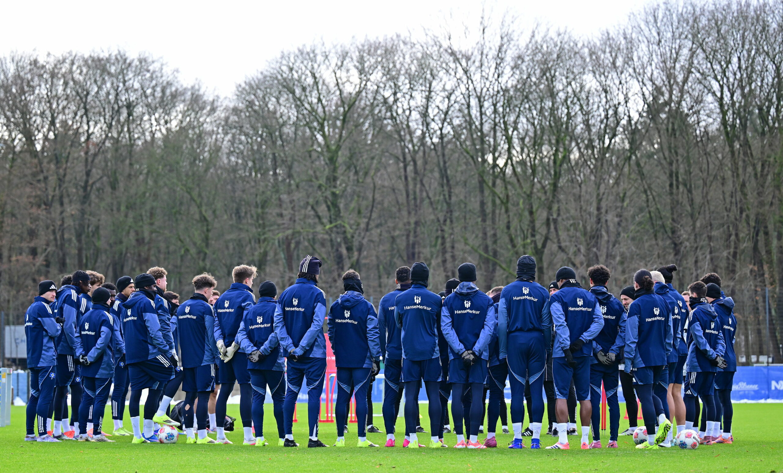 Die HSV-Spieler bilden auf dem Trainingsplatz einen großen Kreis.