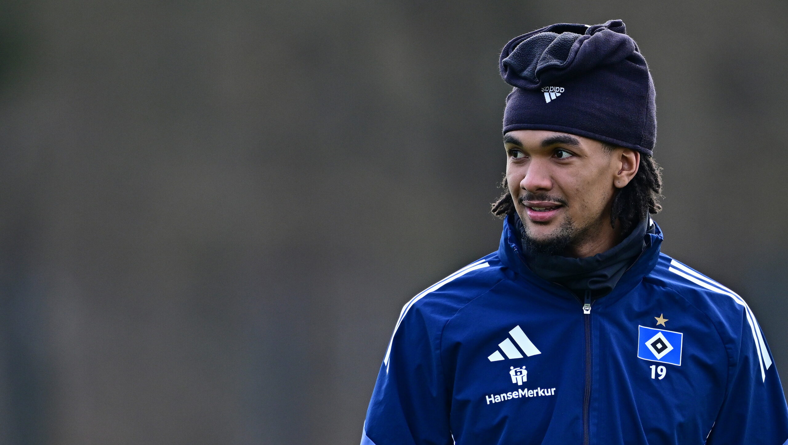 Damion Downs mit Mützen auf dem HSV-Trainingsplatz.