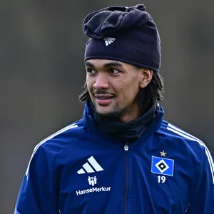 Damion Downs mit Mützen auf dem HSV-Trainingsplatz.