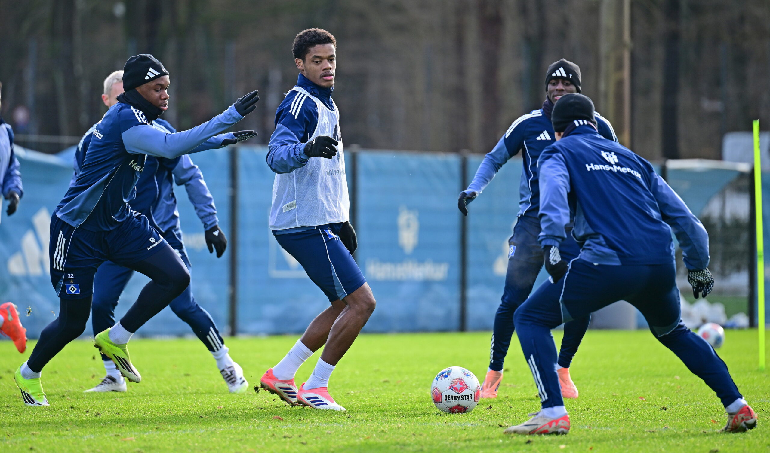 Aboubaka Soumahoro und Warmed Omari nebeneinander beim HSV-Training