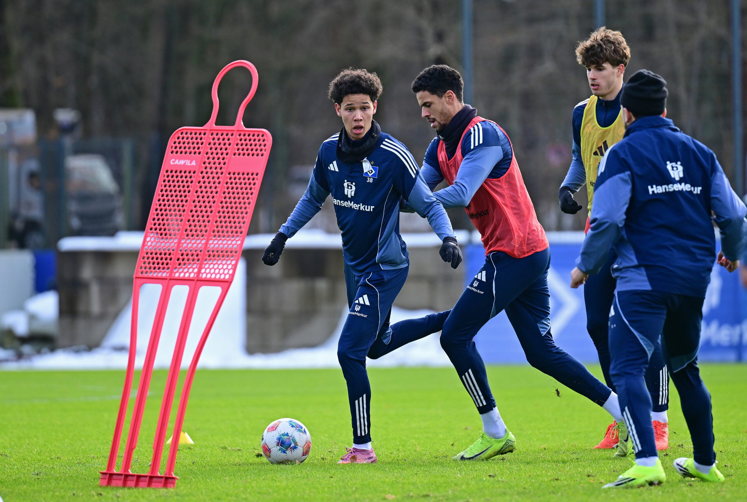 Robert Glatzel versucht, Alexander Roessing-Lelesiit den Ball abzunehmen