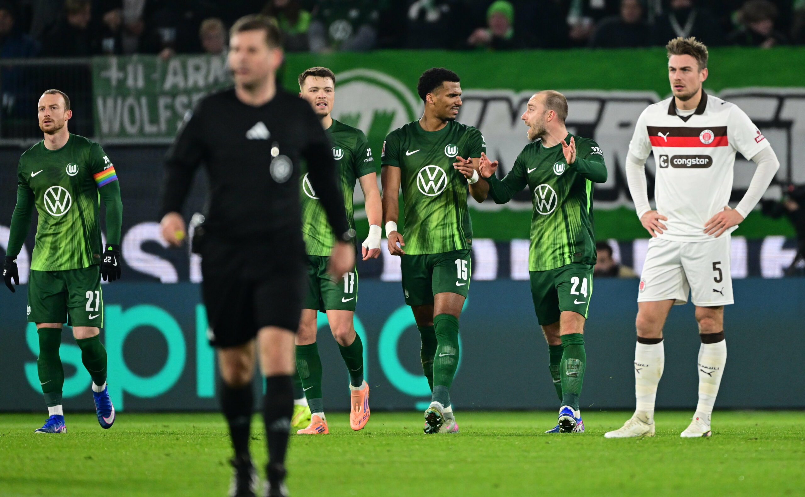 Hauke Wahl ist geknickt nach einem Wolfsburger Tor.