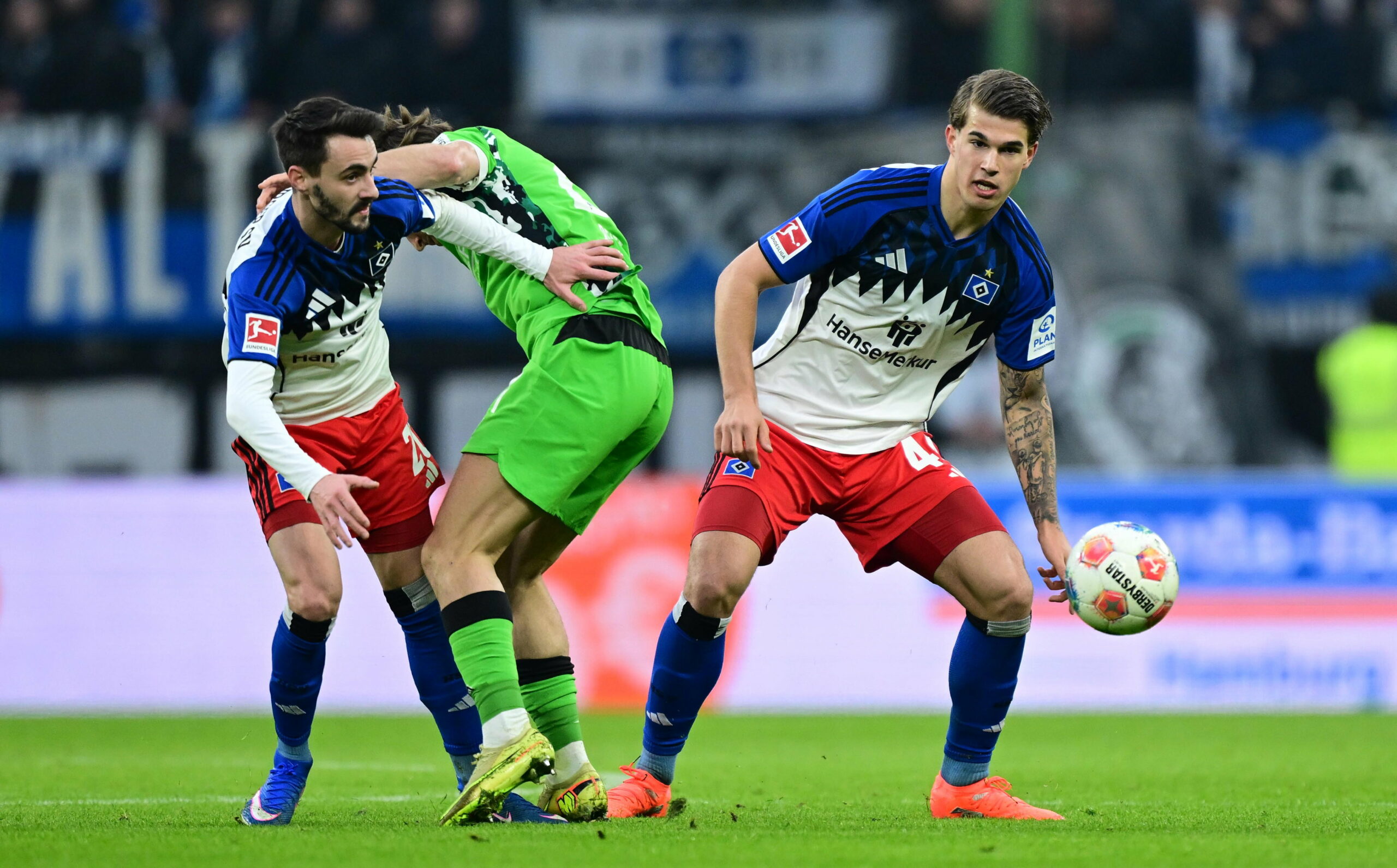 Fabio Vieira und Luka Vuskovic stoppen Rocco Reitz