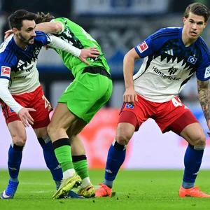 Fabio Vieira und Luka Vuskovic stoppen Rocco Reitz