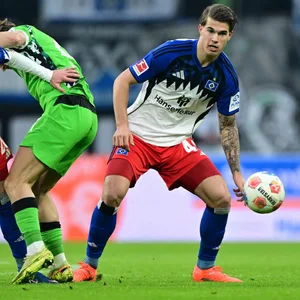 Fabio Vieira und Luka Vuskovic stoppen Rocco Reitz