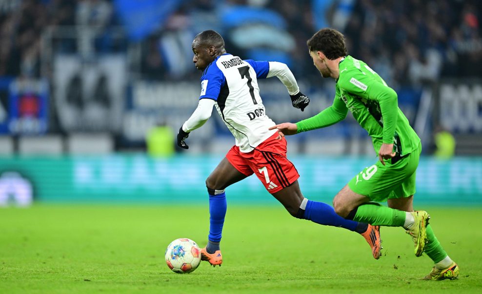 Jean-Luc Dompé gegen Joe Scally vorbei