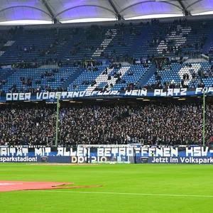 Die HSV-Fans auf der Nordtribüne zeigen vor dem Gladbach-Spiel Transparente.