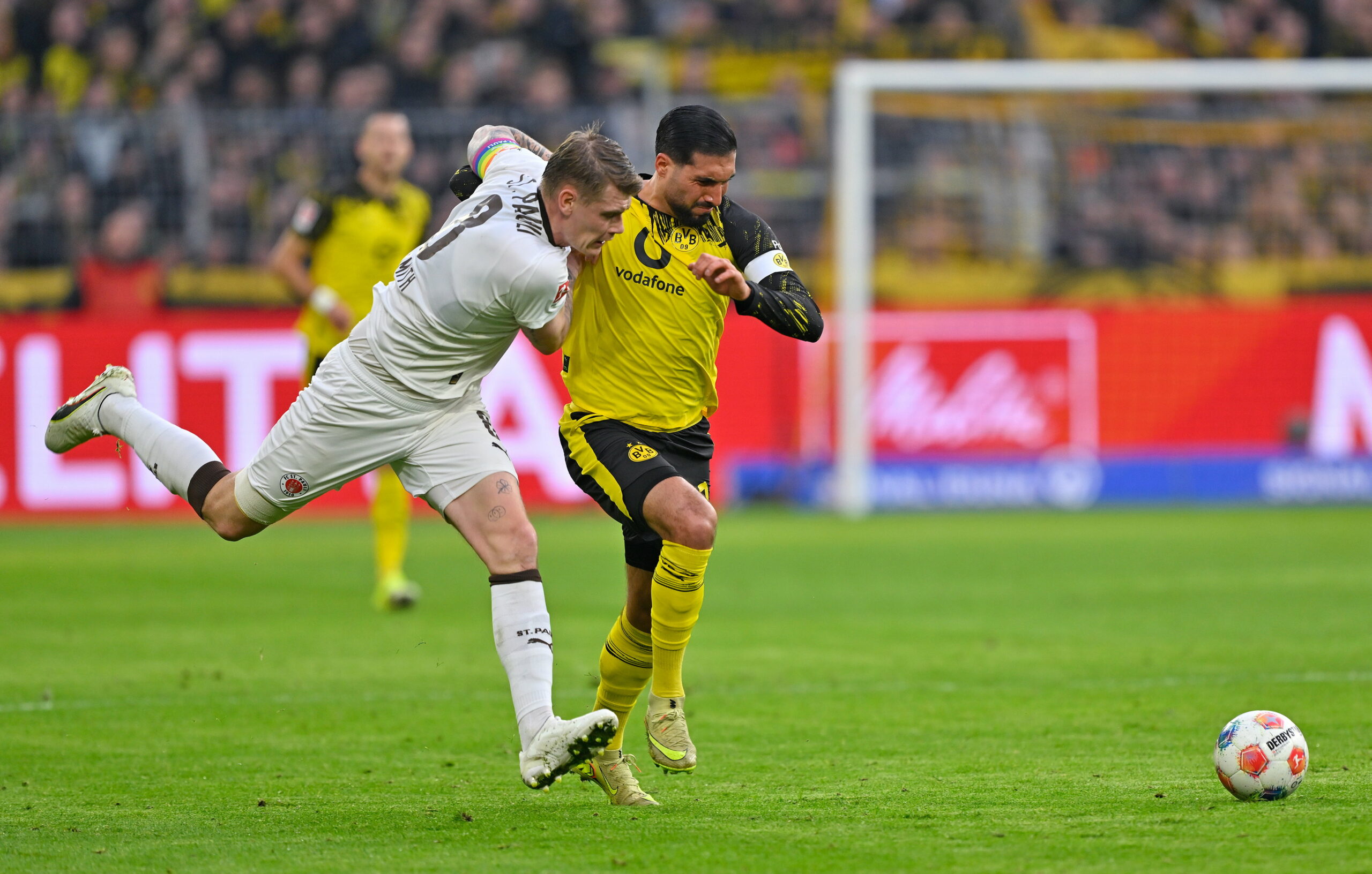 Eric Smith begeht ein Foul an Emre Can