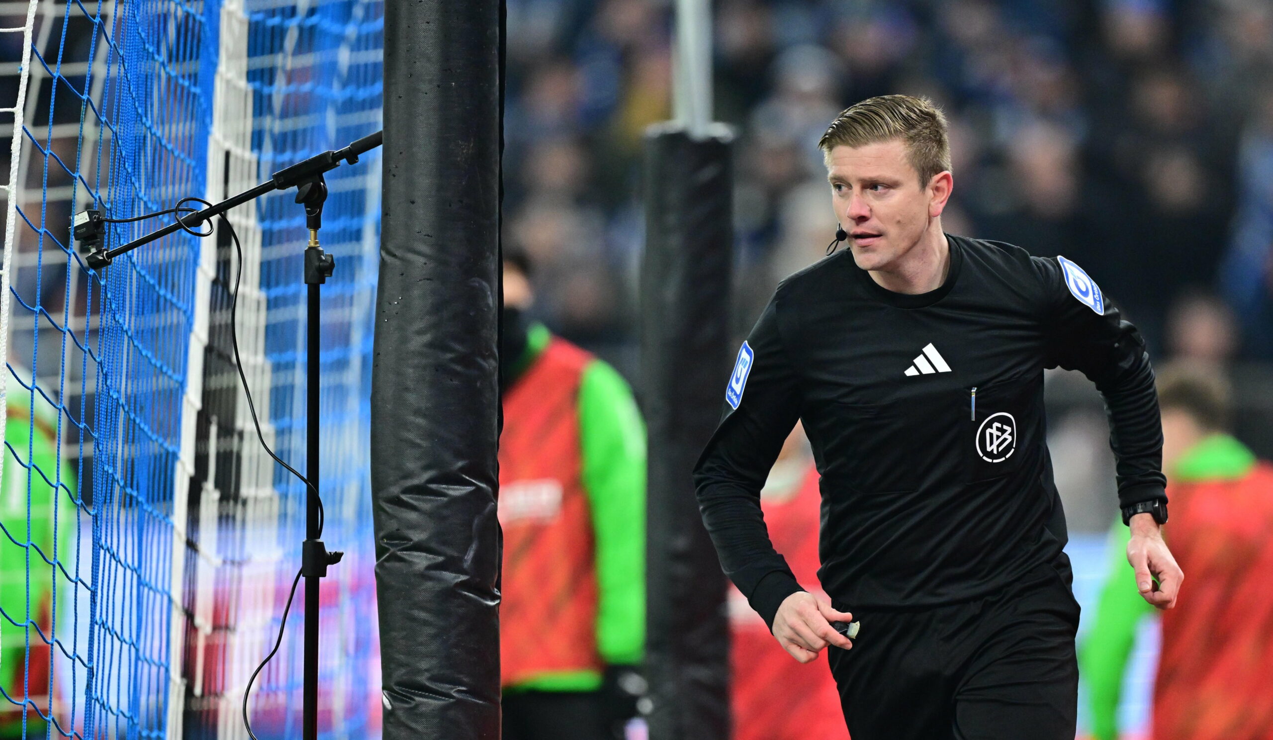 Schiedsrichter Robert Schröder im Volksparkstadion.