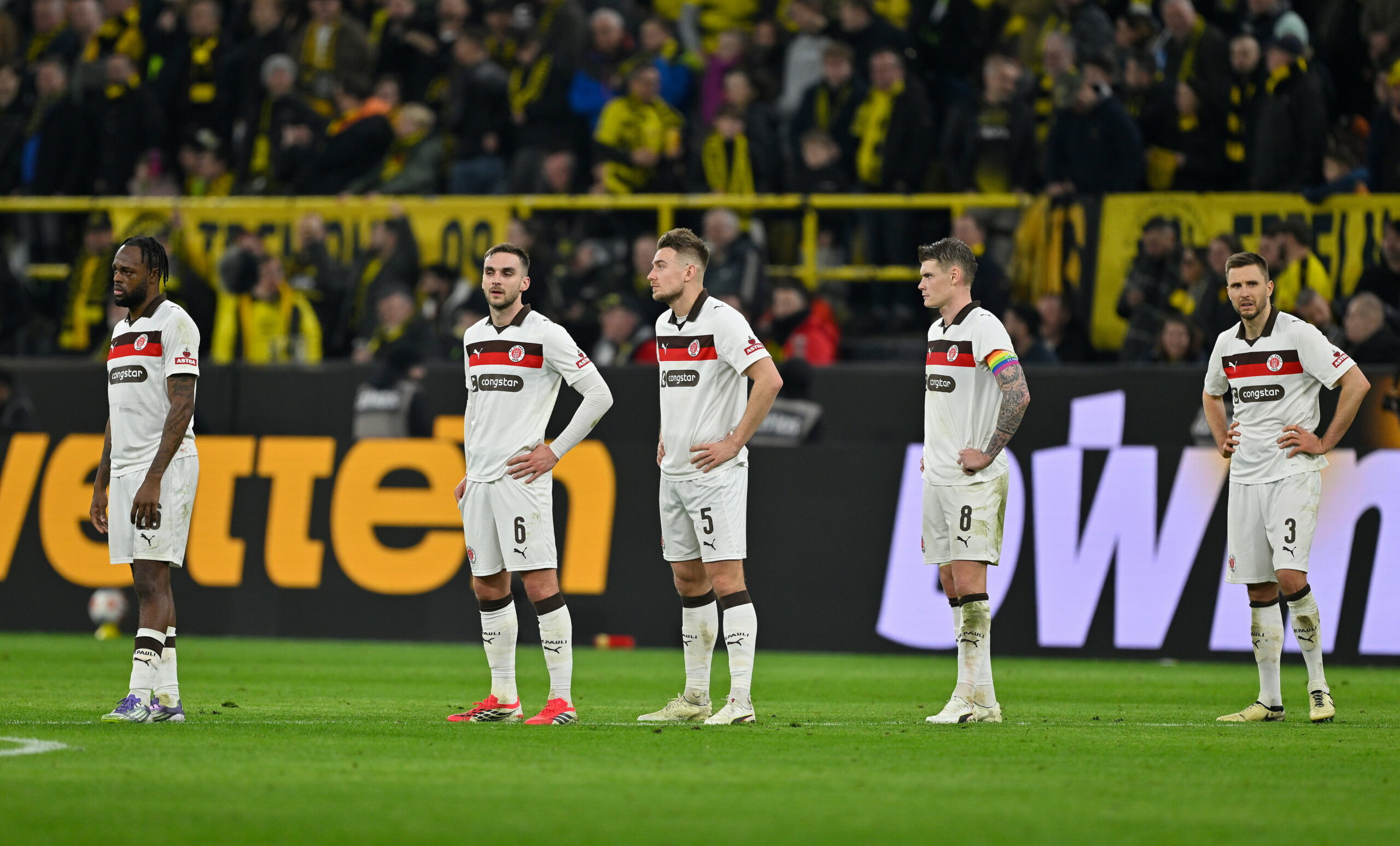 St. Paulis Spieler stehen enttäuscht auf dem Platz