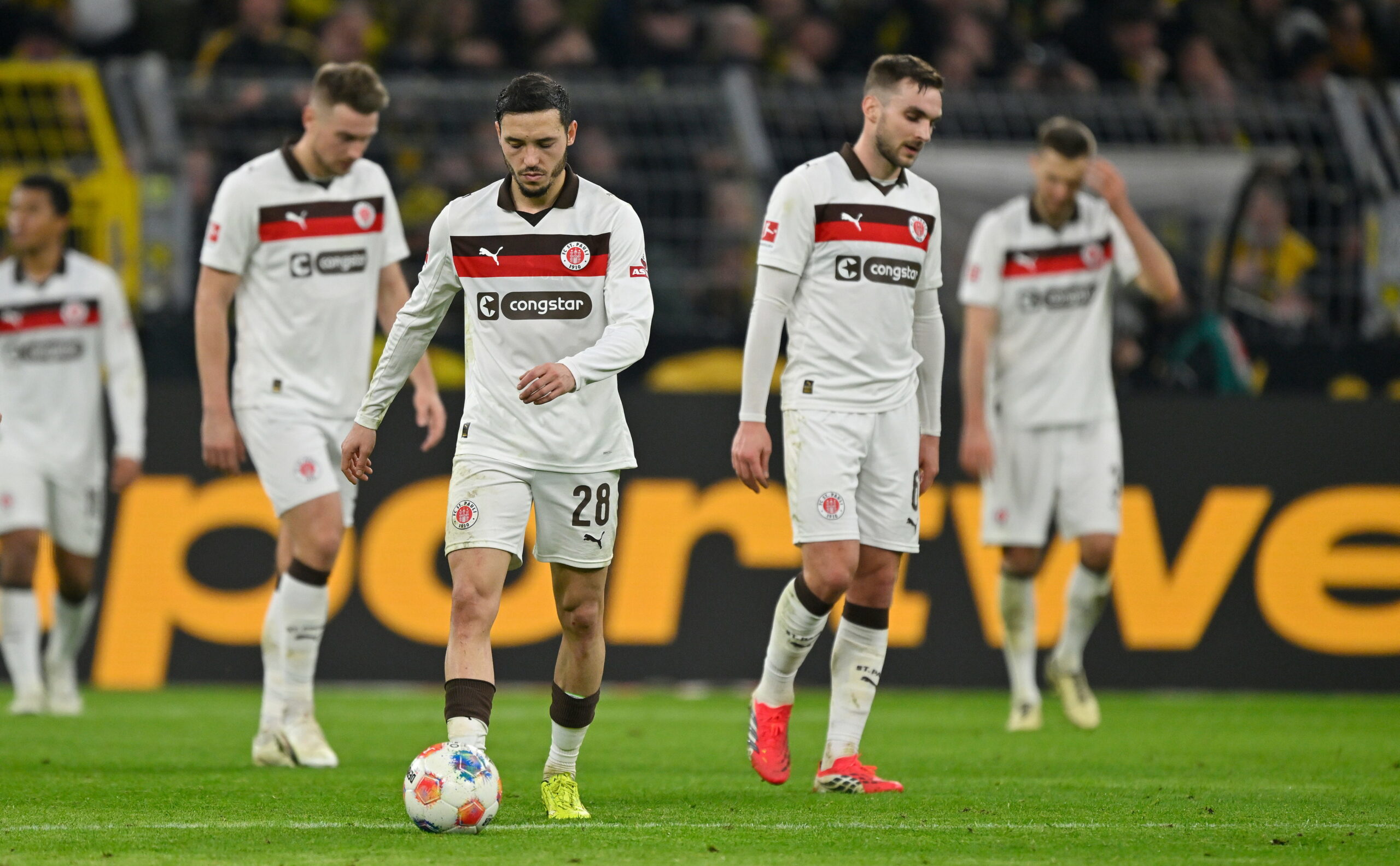 Niedergeschlagene St. Pauli-Profis nach dem heftigen Dämpfer in der Nachspielzeit