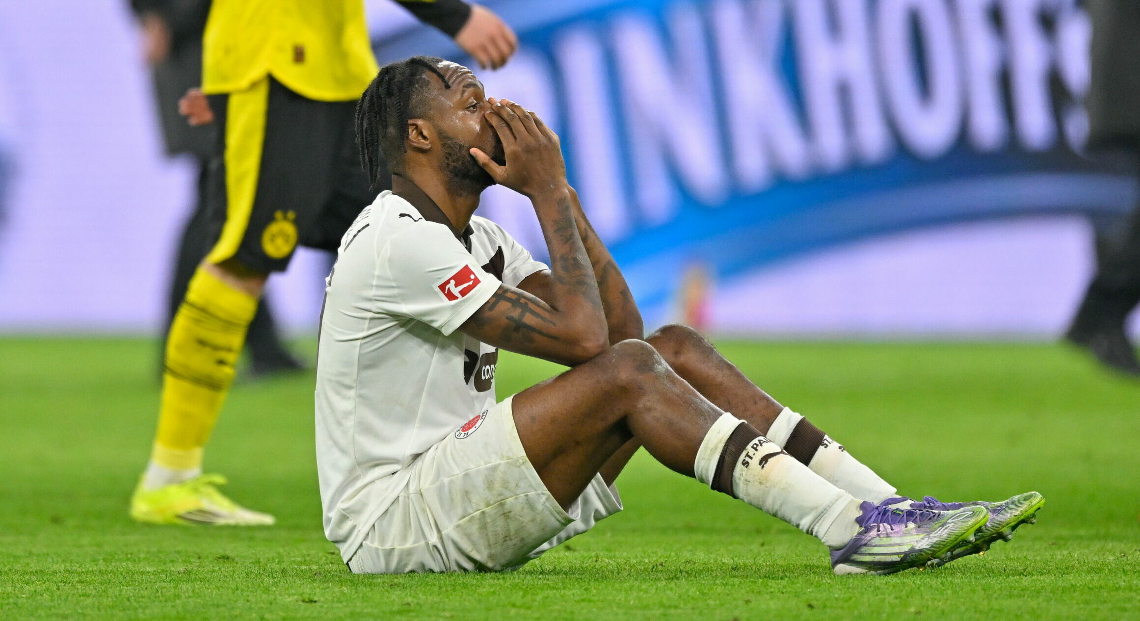 Ricky-Jade Jones sitzt nach Spielschluss fassungslos auf dem Rasen.