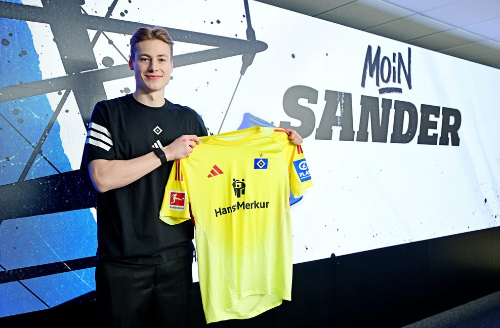Sander Tangvik mit seinem neuen HSV-Trikot